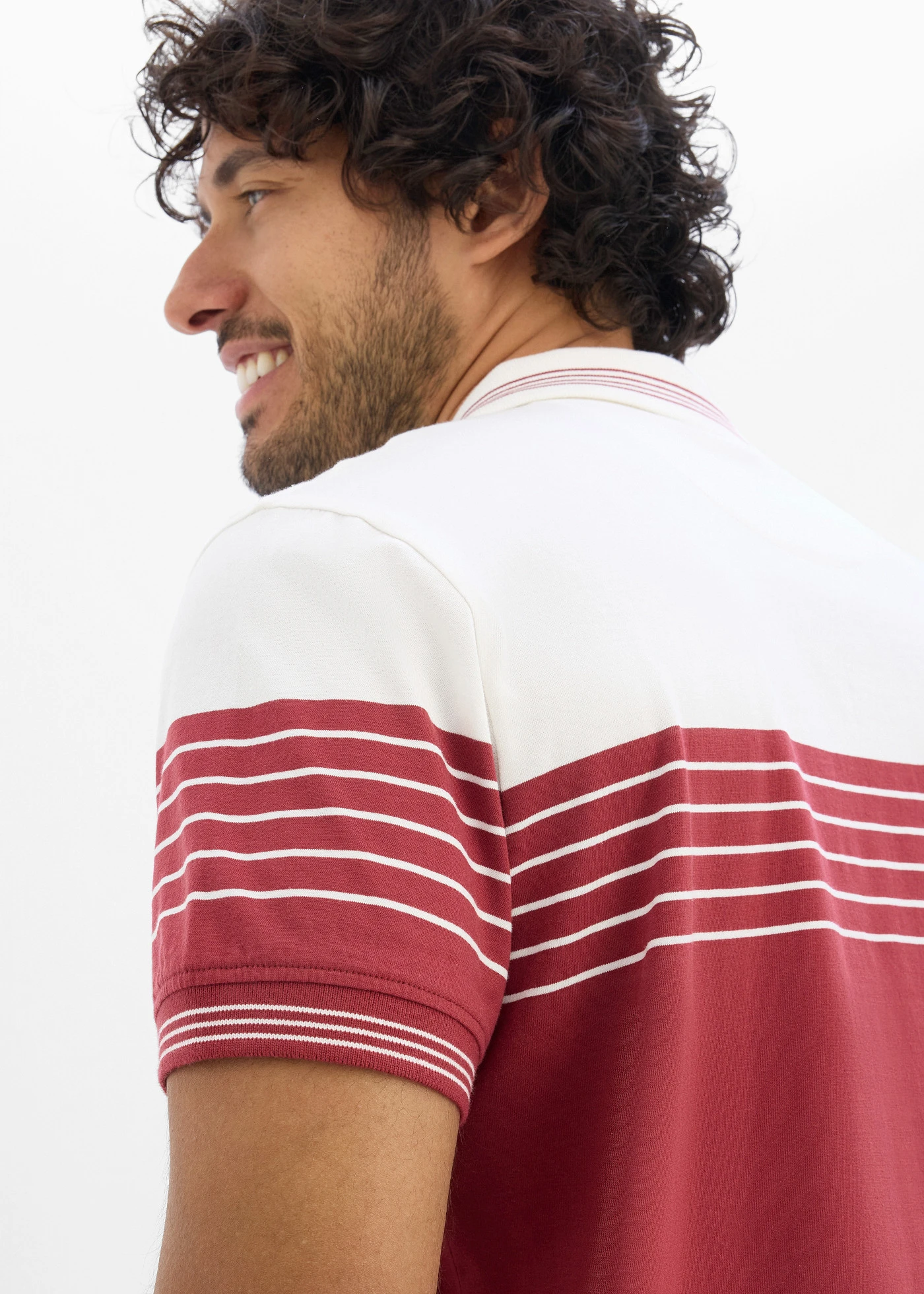 Polo en jersey 100% coton • blanc cassé/rouge désert rayé diagonal • Boutique bonprix