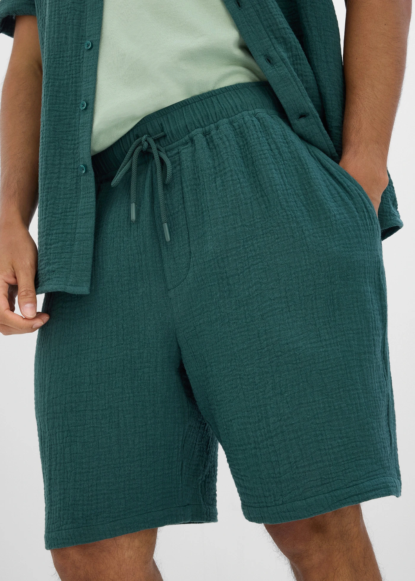 Set din muselină cămașă și pantaloni scurți • verde profund • magazin bonprix