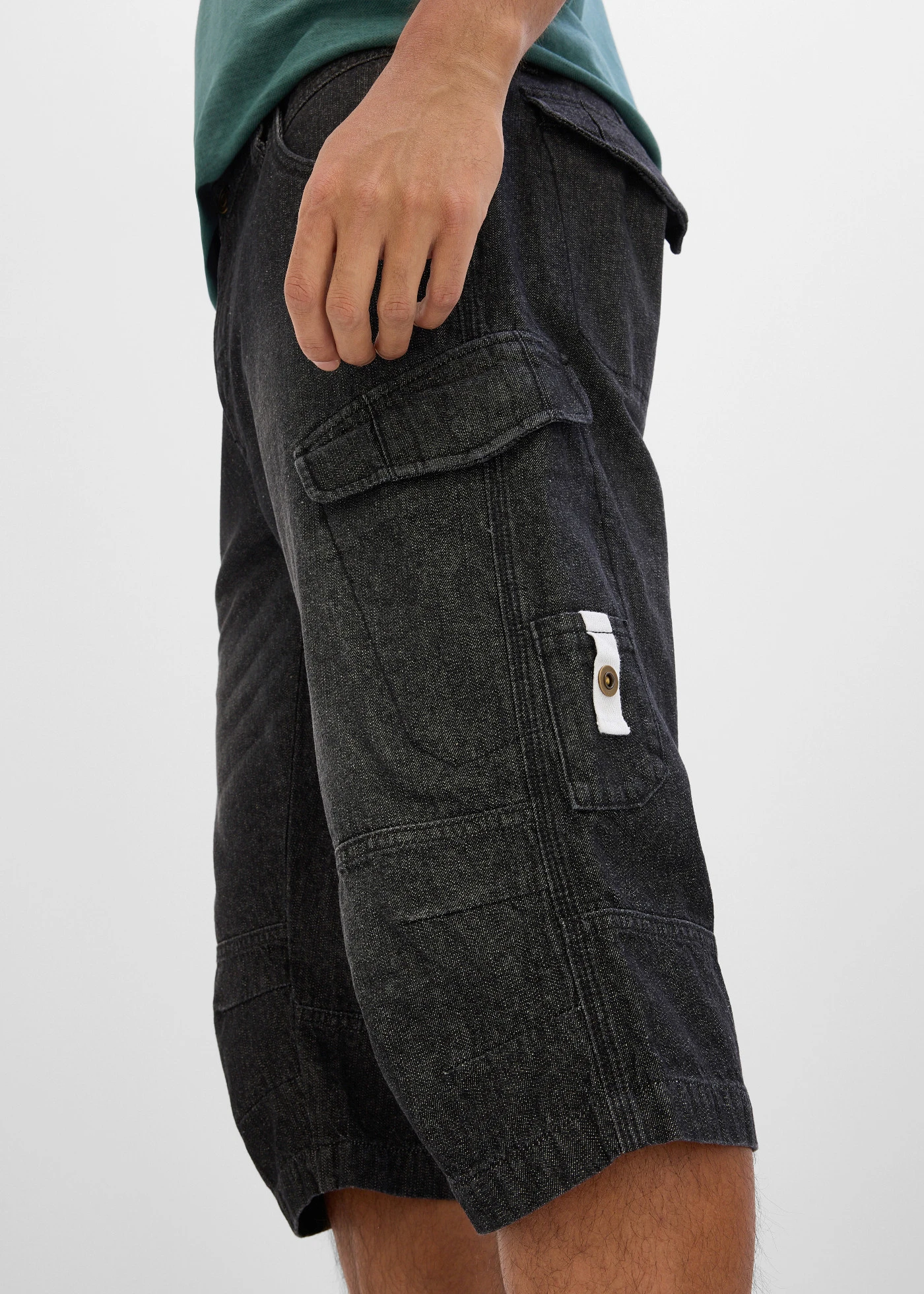 Bermuda long poches cargo en denim léger, coupe loose • noir denim • Boutique bonprix