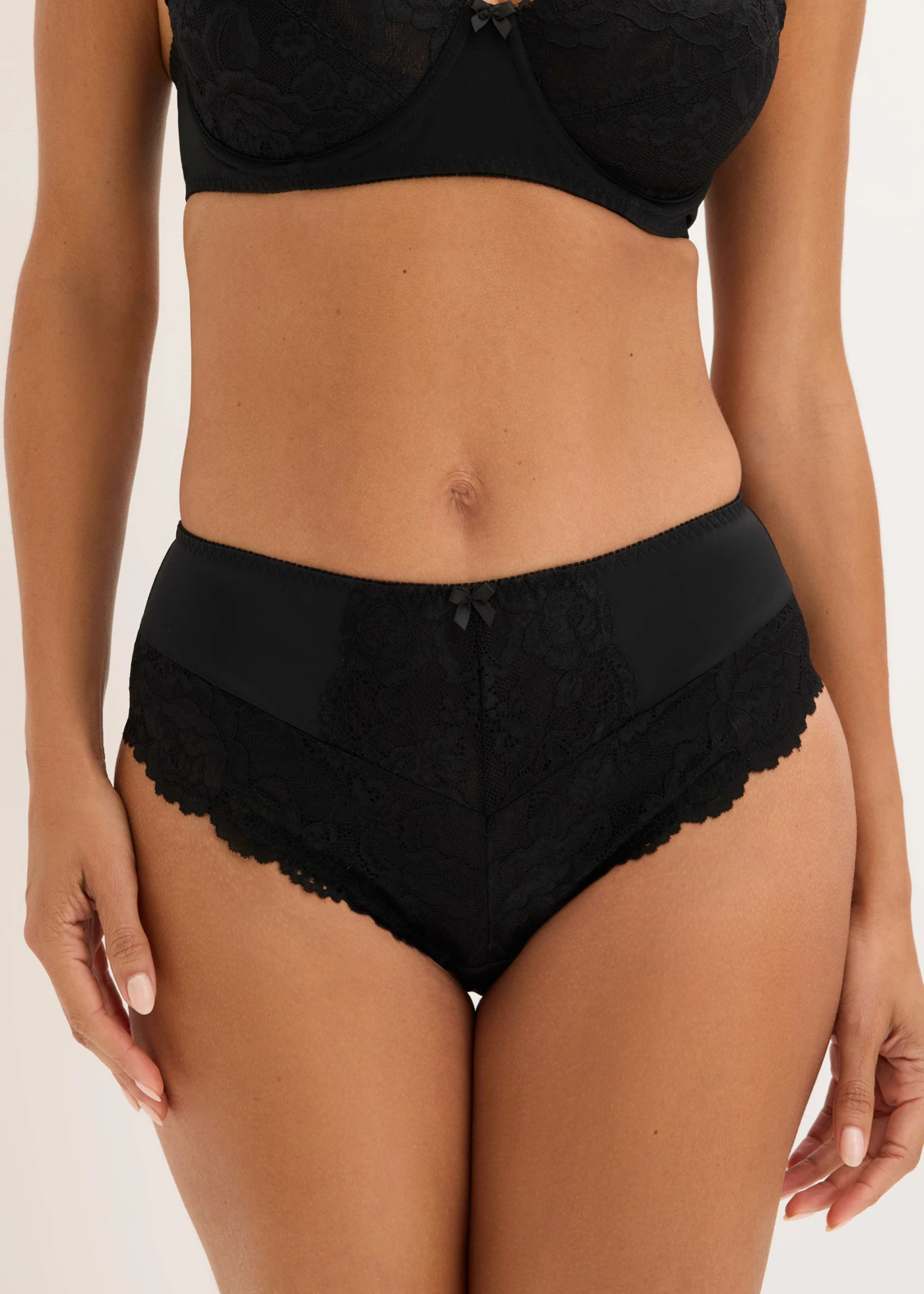 Maxislip met gebloemd kant (set van 2) • krijtbeige+zwart • bonprix online shop