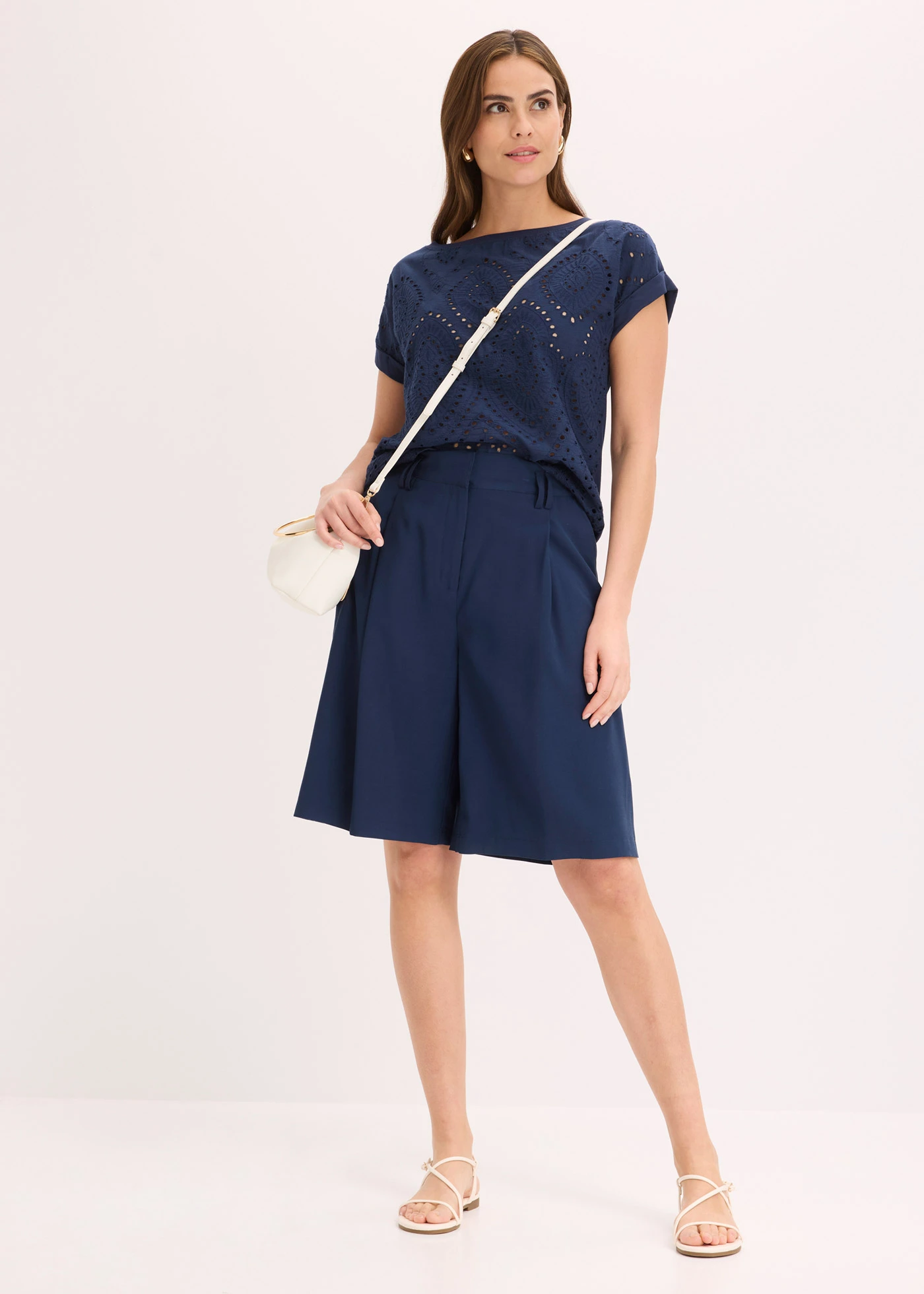 Bluză tricot cu broderie perforată • bleumarin • magazin bonprix