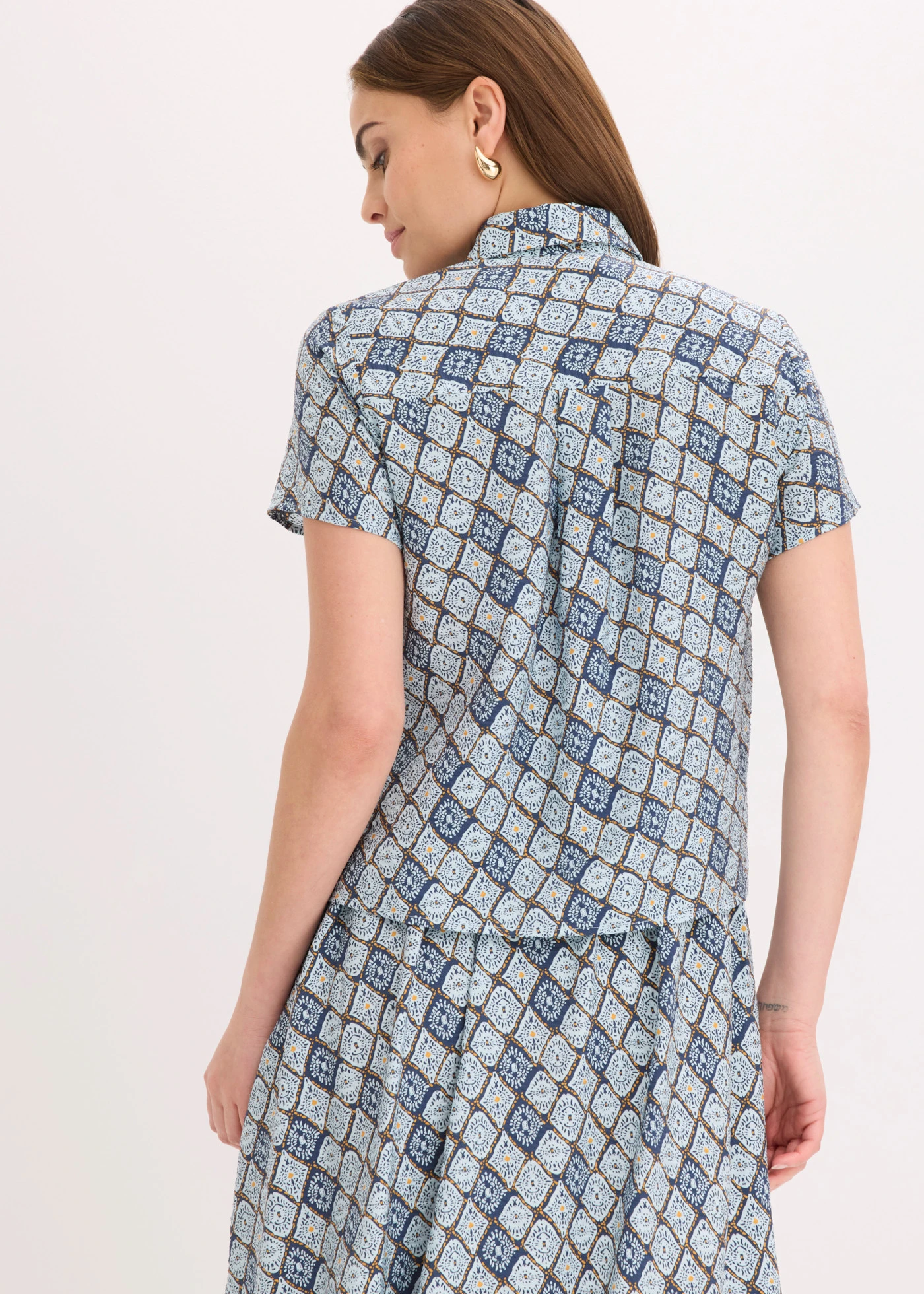 Blouse met korte mouwen met viscose • lichtblauw-donkerblauw grafische print • bonprix online shop