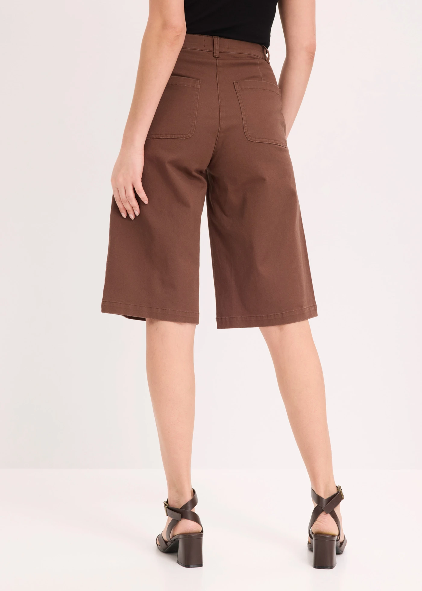Bermudashort met wijde pijpen van elastisch twill • bruin • bonprix online shop