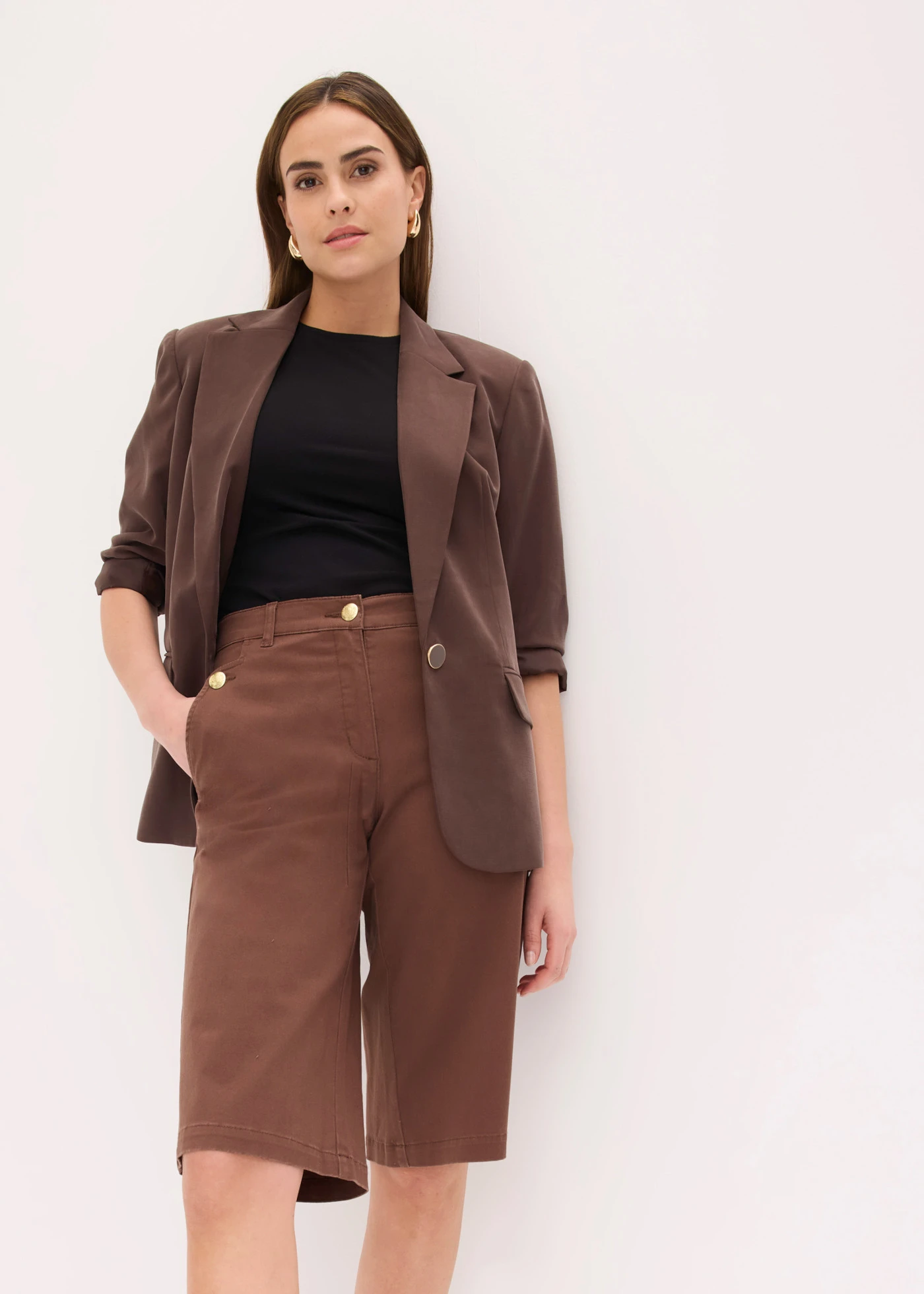 Bermudy wide leg z elastycznego diagonalu • brązowy • sklep bonprix