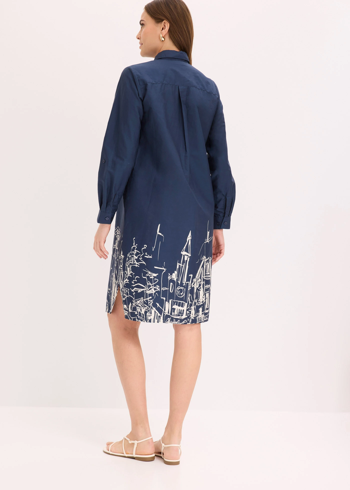 Rochie-cămașă din bumbac din poplin • bleumarin-bej natur cu imprimeu grafic • magazin bonprix