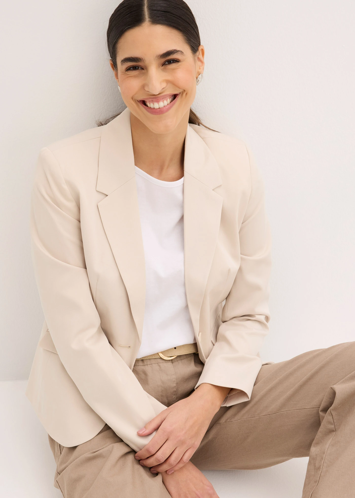 Korte blazer met klepzakken • kiezelbeige • bonprix online shop