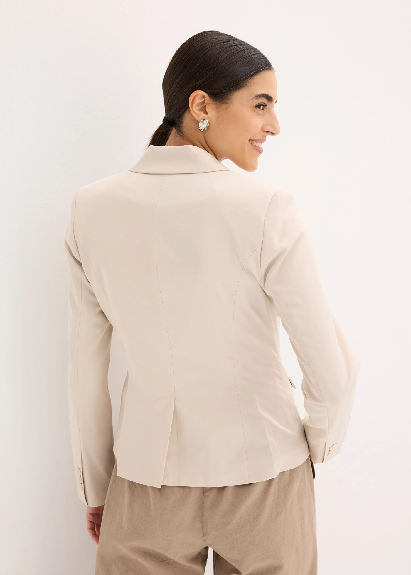 Korte blazer met klepzakken • kiezelbeige • bonprix online shop