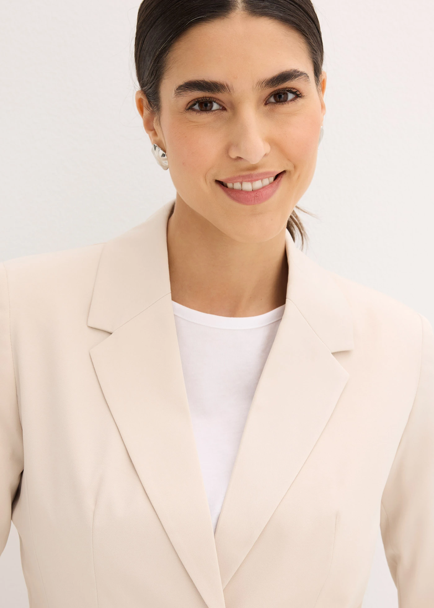 Korte blazer met klepzakken • kiezelbeige • bonprix online shop