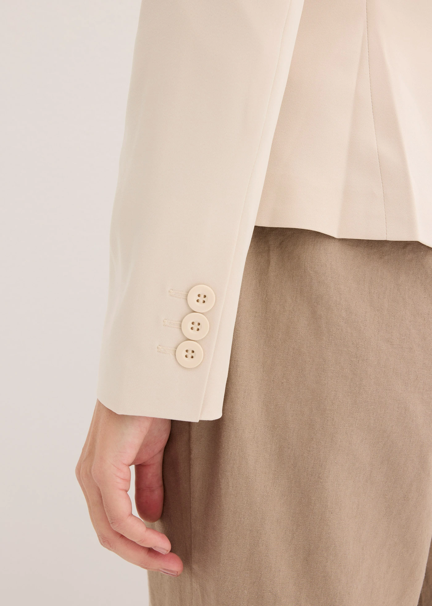 Korte blazer met klepzakken • kiezelbeige • bonprix online shop