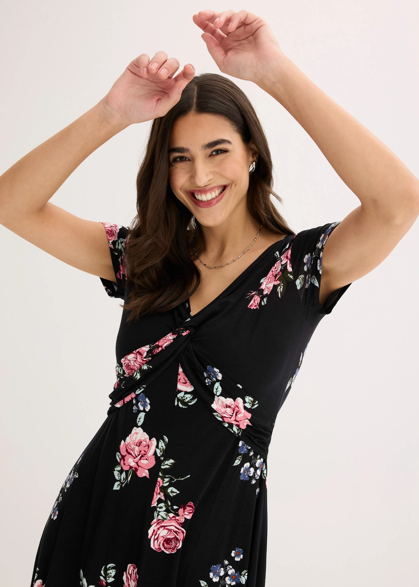 Robe en jersey viscose • noir floral • Boutique bonprix