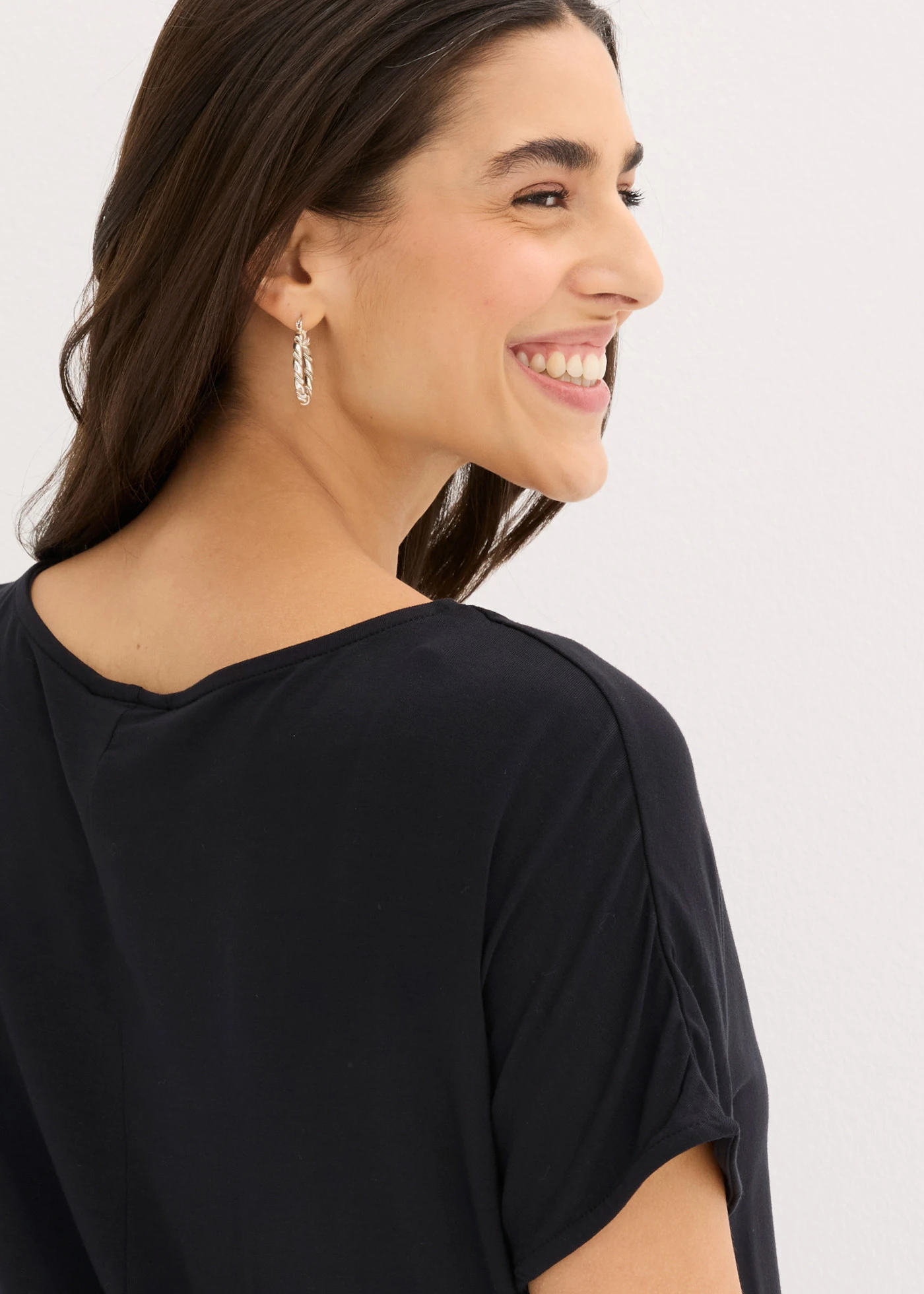 Póló puha viszkóz-keverékből • fekete • bonprix áruház