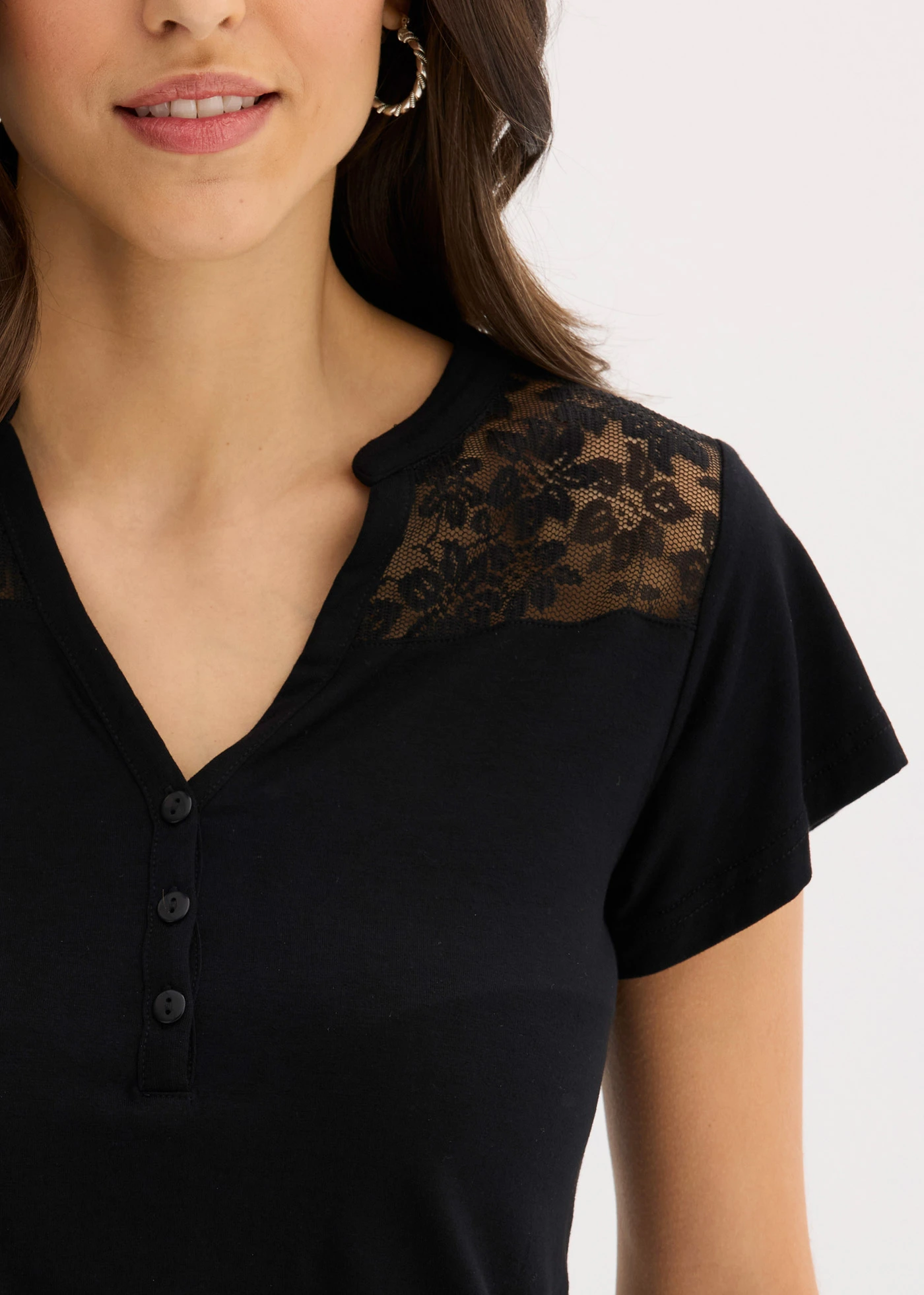 T-shirt col tunisien en viscose majoritaire • noir • Boutique bonprix