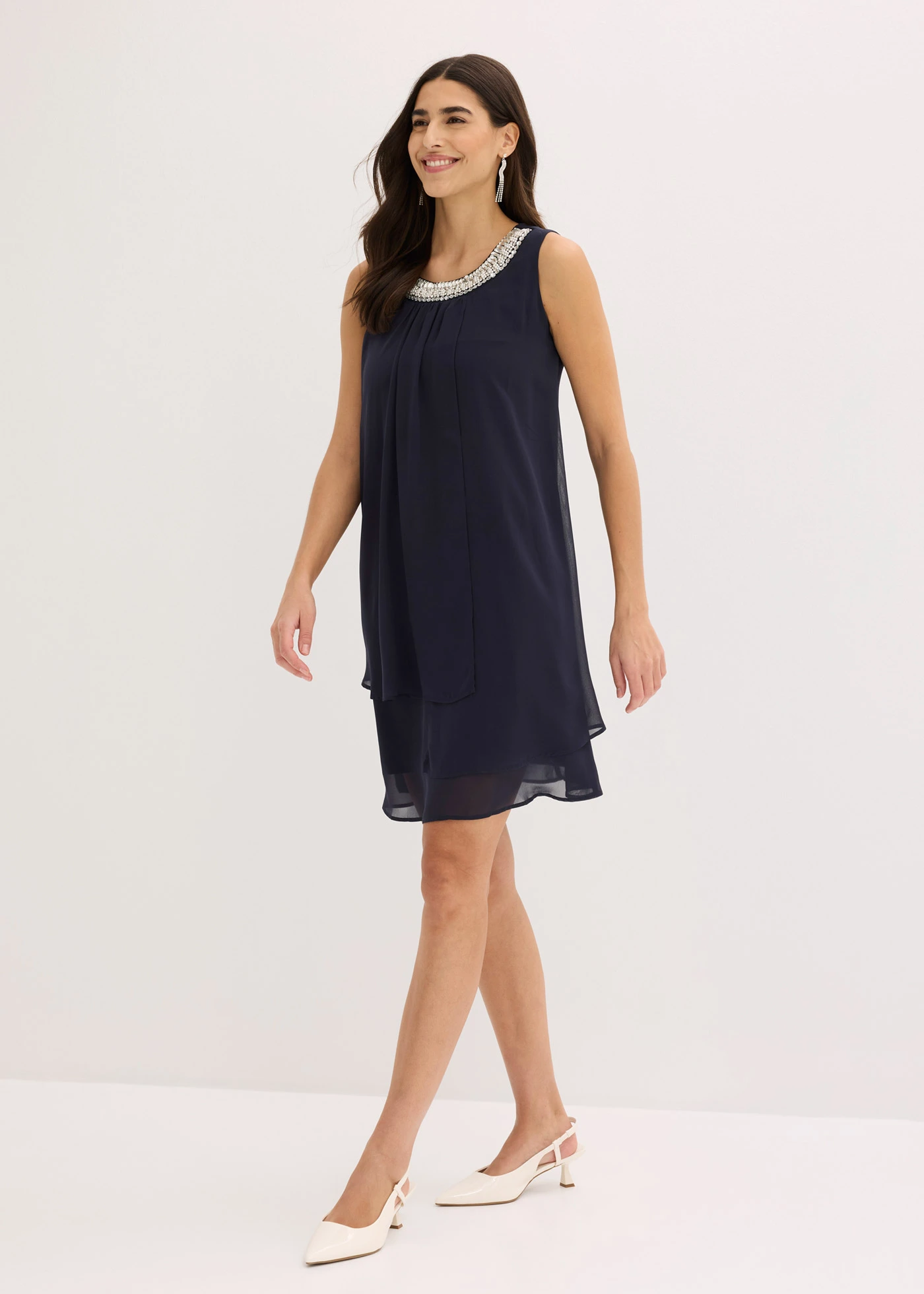 Šifonové šaty s aplikací ze štrasových kamínků • tmavě modrá • bonprix obchod