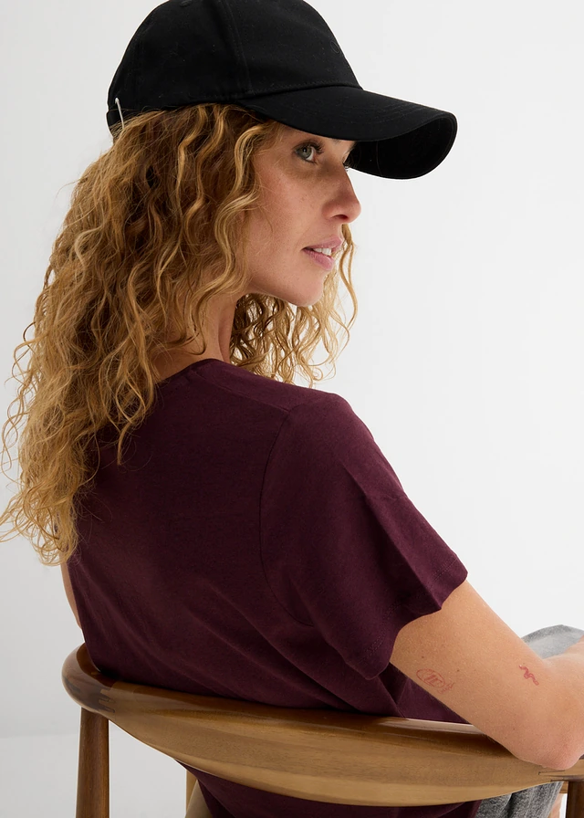 T-shirt met knoopsluiting • bordeaux • product-page.page-title-suffix