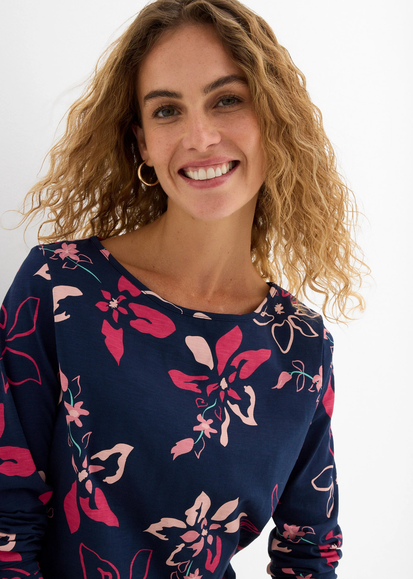 T-shirt manches longues à imprimé floral • bleu foncé à fleurs • Boutique bonprix