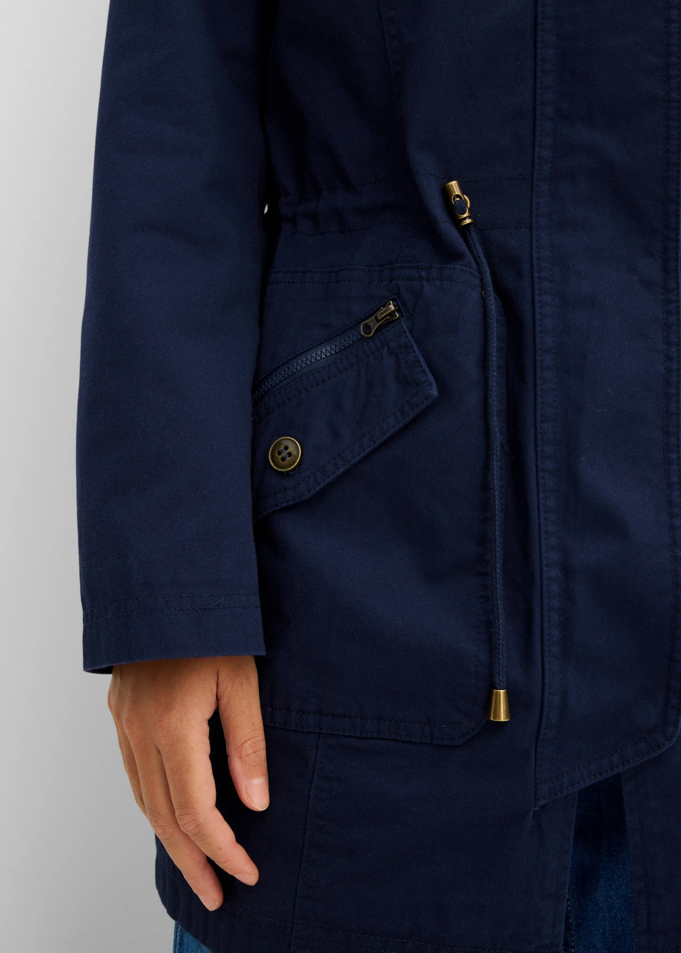 Krátká bavlněná parka se stojáčkem, vypasovaná • tmavě modrá • bonprix obchod