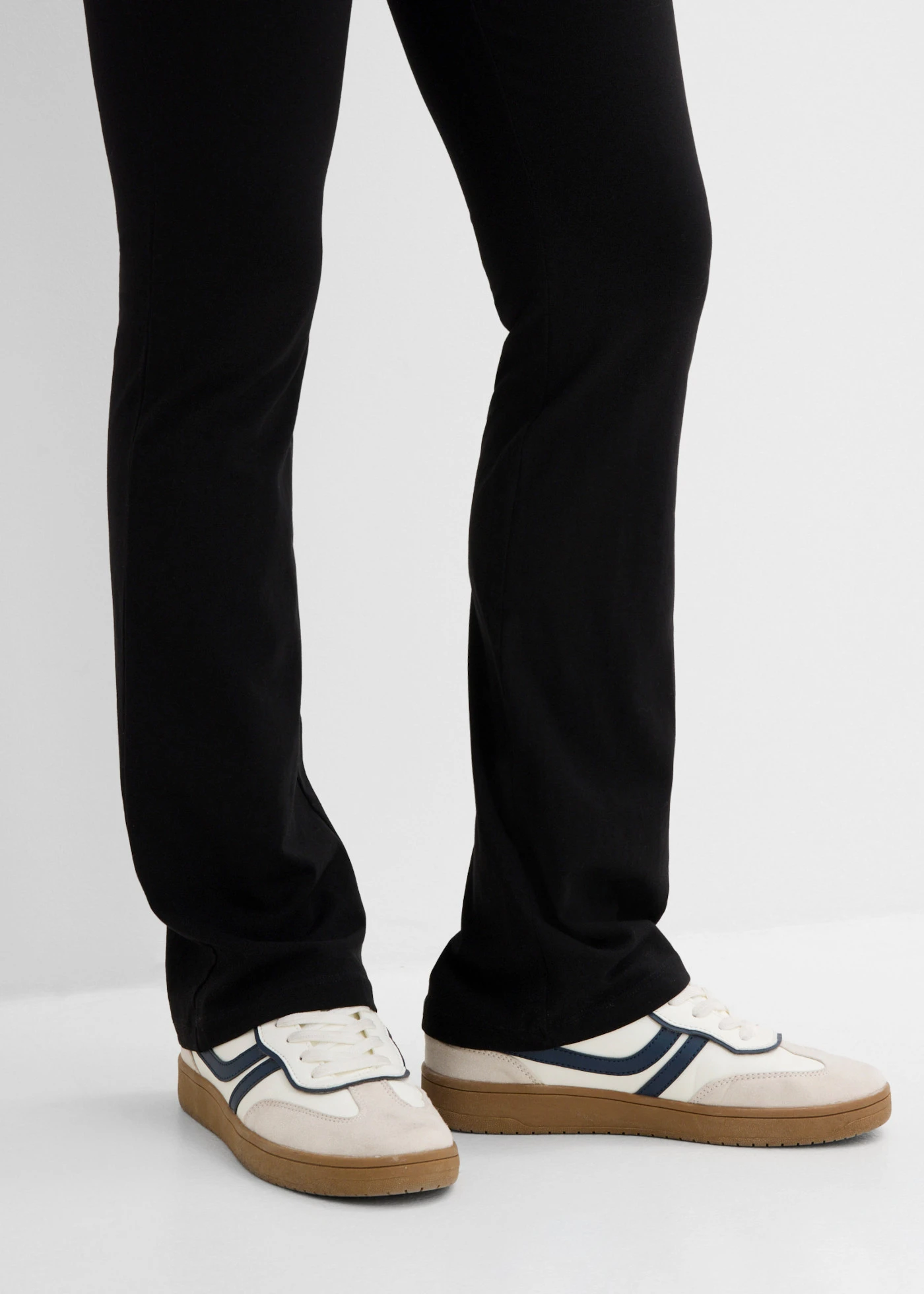 Legging lefelé bővülő szárral • fekete • bonprix áruház