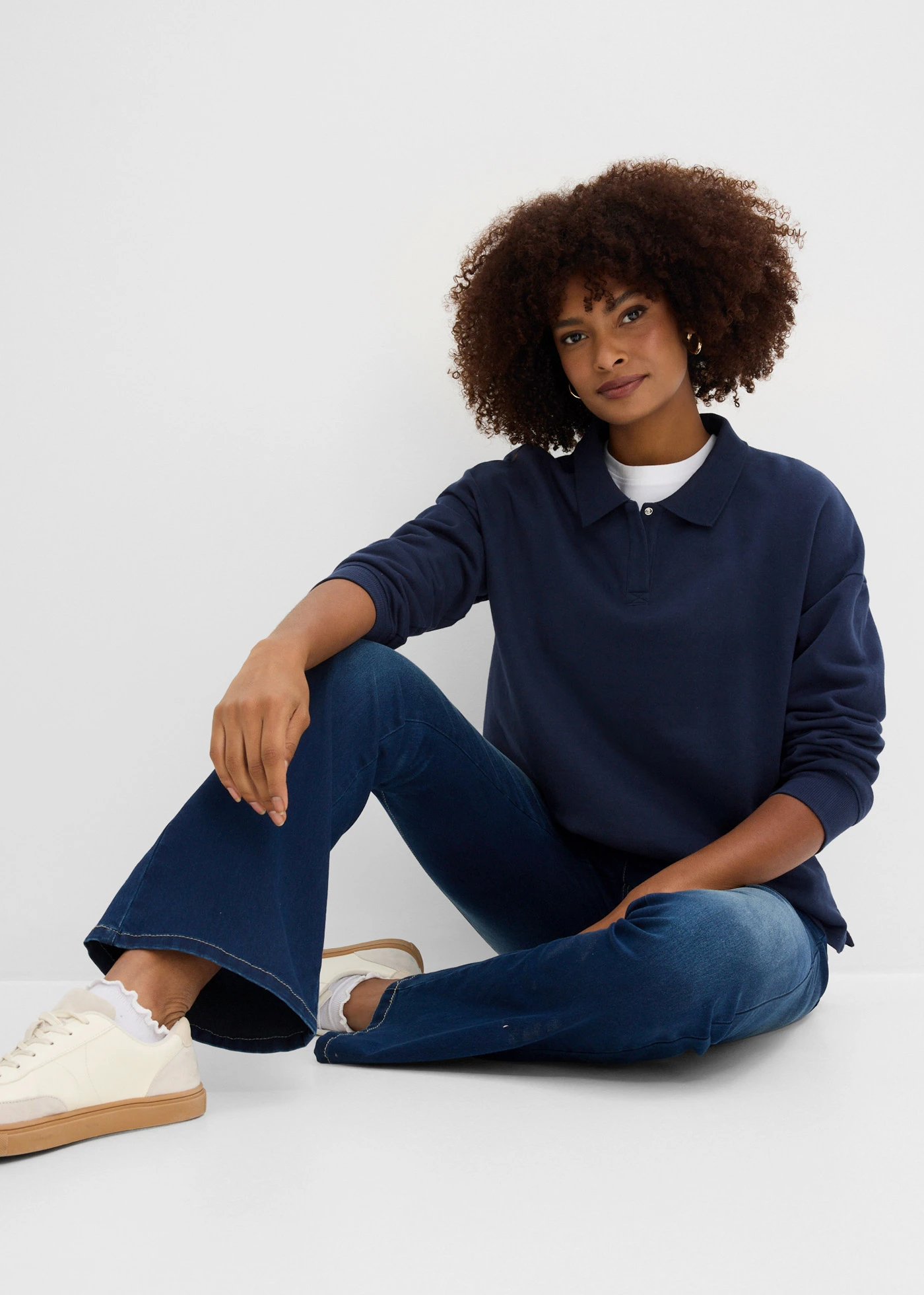 Modelujące dżinsy o kroju bootcut, mid waist • granatowy denim • sklep bonprix