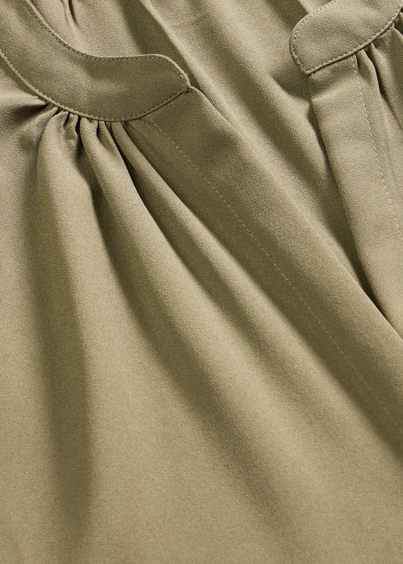 Chemisier manches courtes à boutonnage invisible • olive • Boutique bonprix