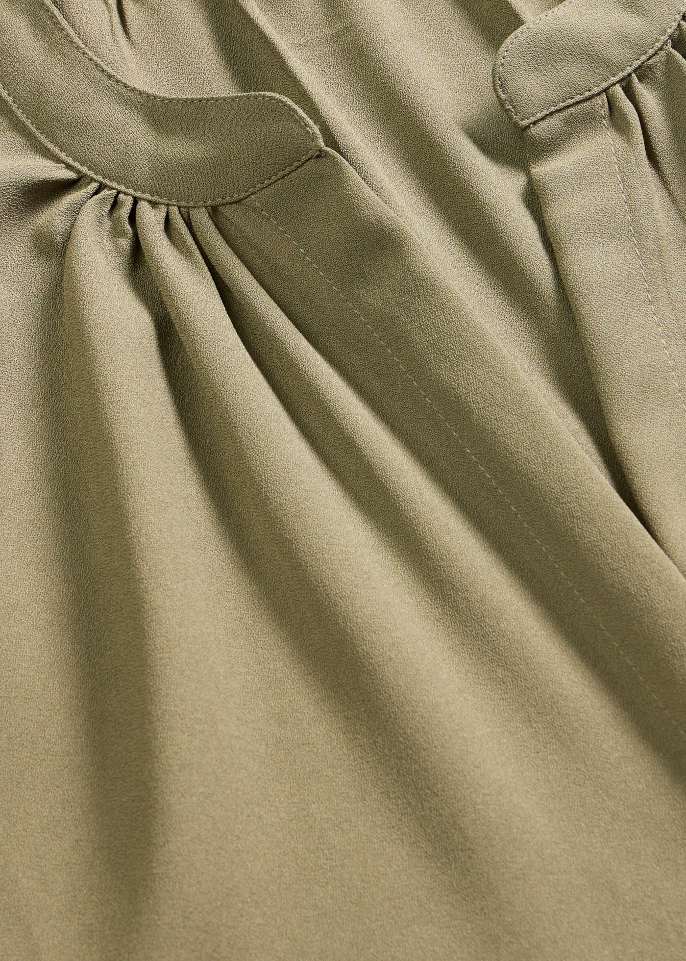 Halenka se skrytou knoflíkovou légou, krátký rukáv • olivová • bonprix obchod