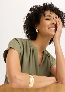 Halenka se skrytou knoflíkovou légou, krátký rukáv • olivová • bonprix obchod