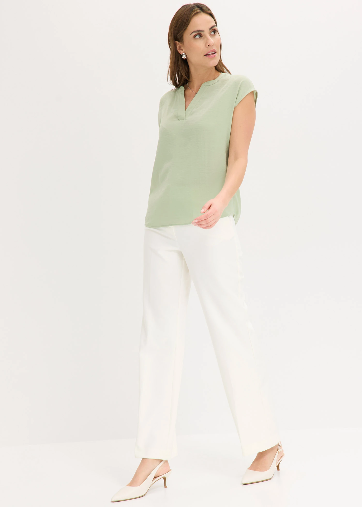 Satijnen tuniek met korte mouwen en oversized schouders • lichtgroen • bonprix online shop