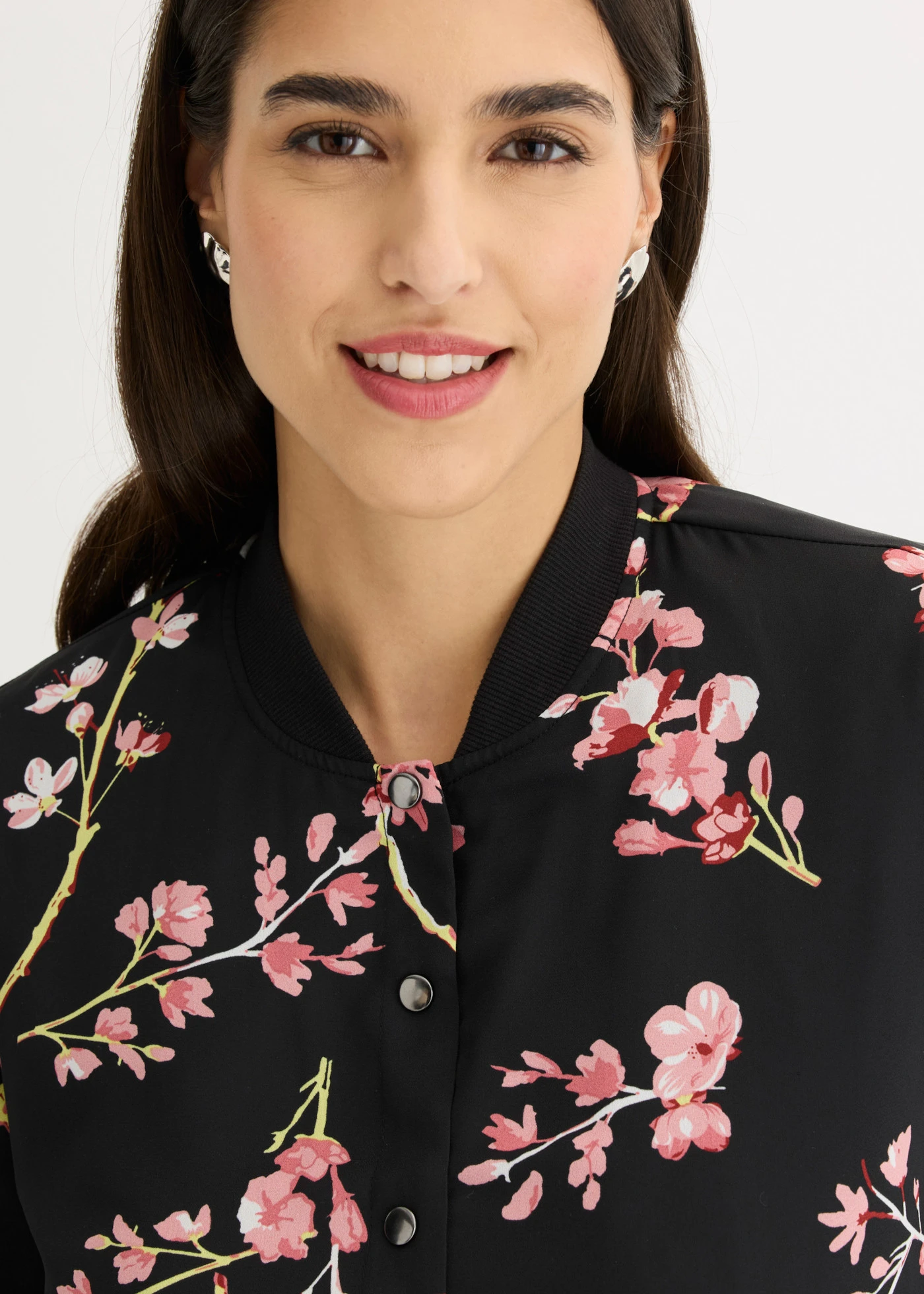 Sacou scurt • negru-roz pal înflorat • magazin bonprix
