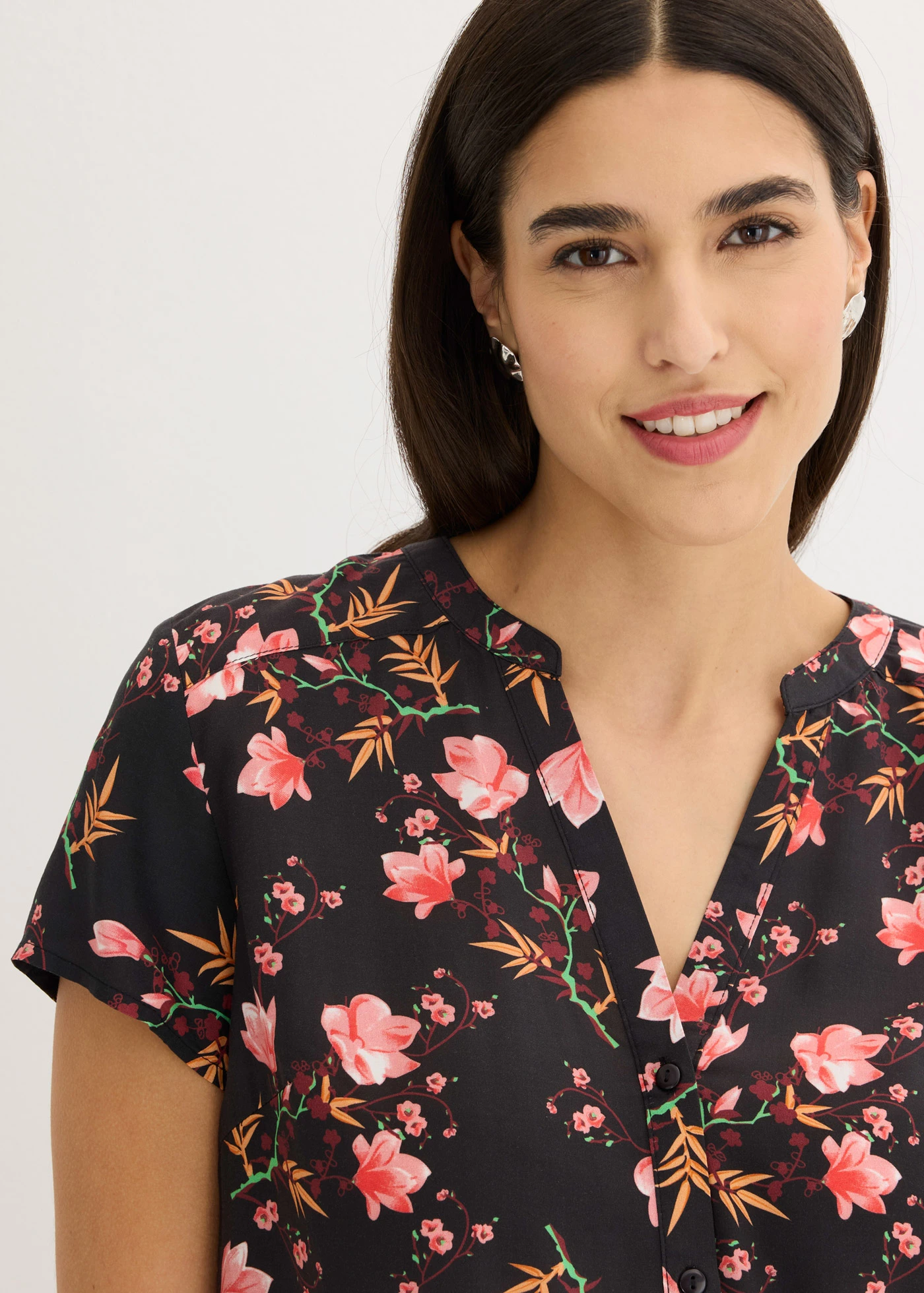 Blouse van viscose met korte mouwen • zwart gebloemd • bonprix online shop