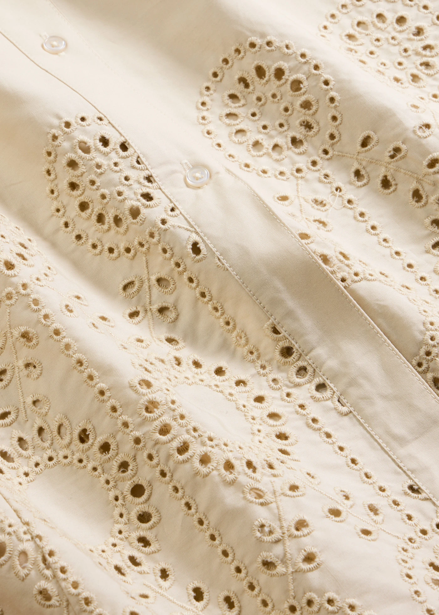 Robe-chemise avec broderies anglaises • sable clair • product-page.page-title-suffix
