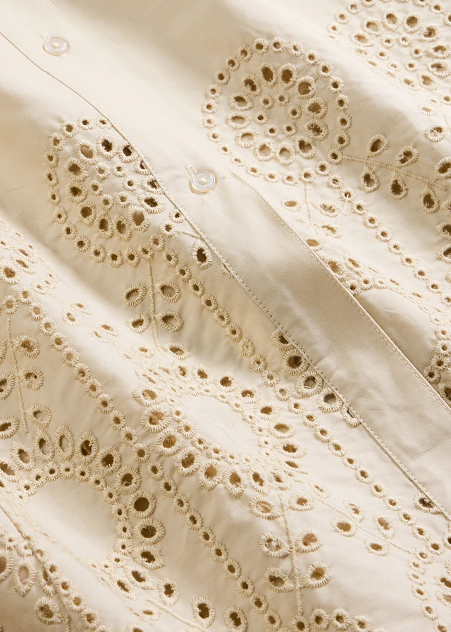 Overhemdjurk met broderie anglaise • lichtsand • product-page.page-title-suffix