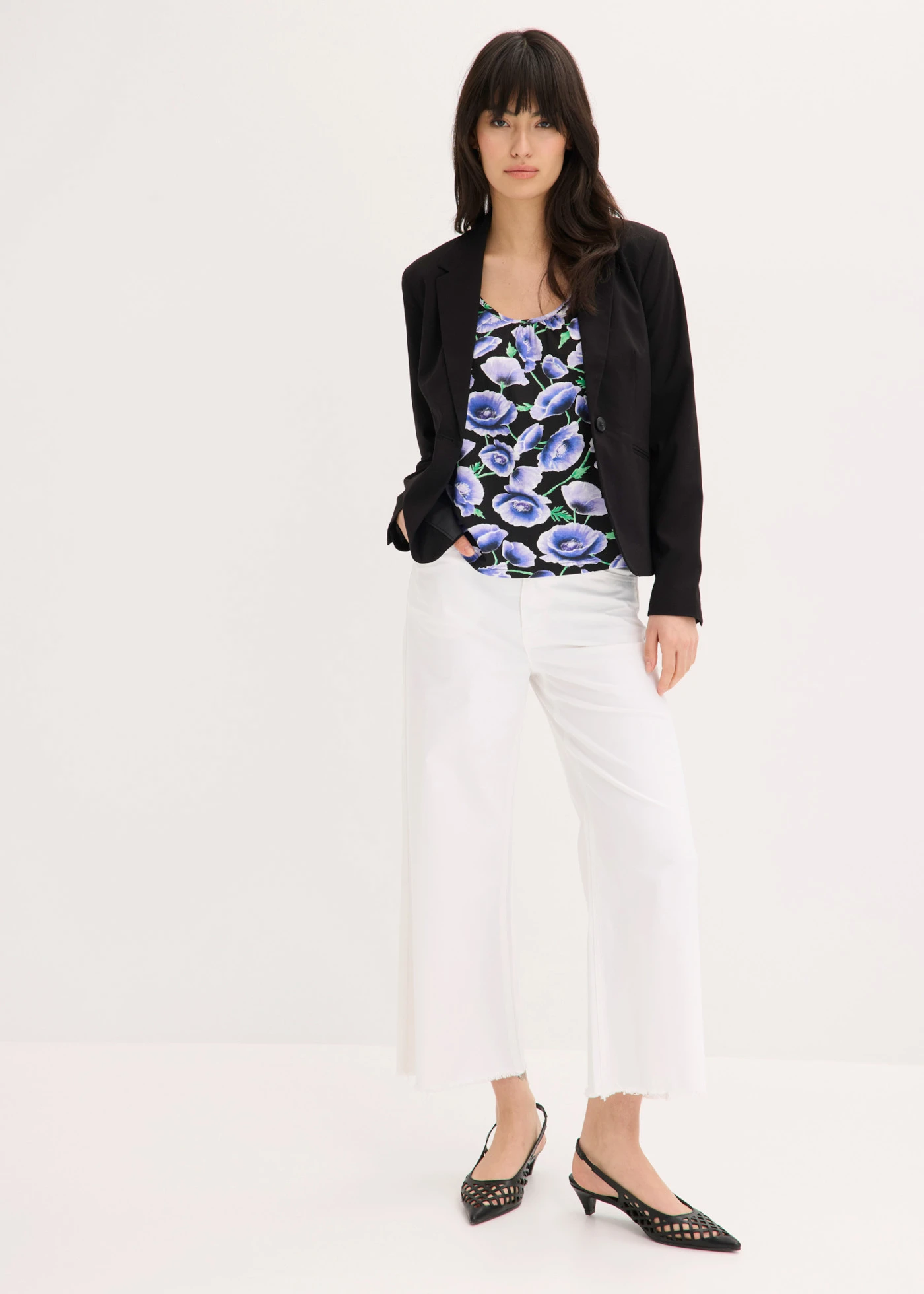 Top cu bretele subțiri din amestec moale de viscoză • negru/albastru floral • magazin bonprix