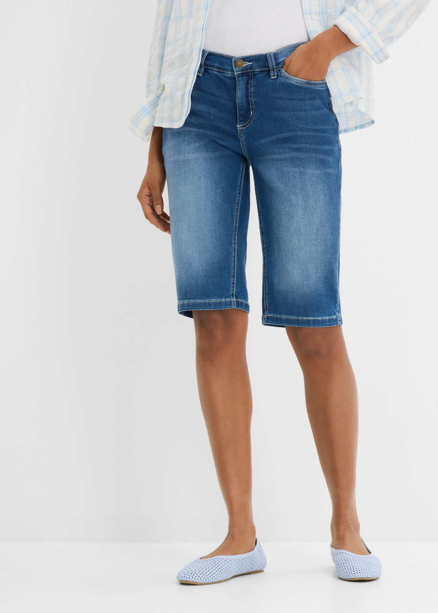Bermuda en jean extensible, taille mi-haute • bleu clair denim used • Boutique bonprix
