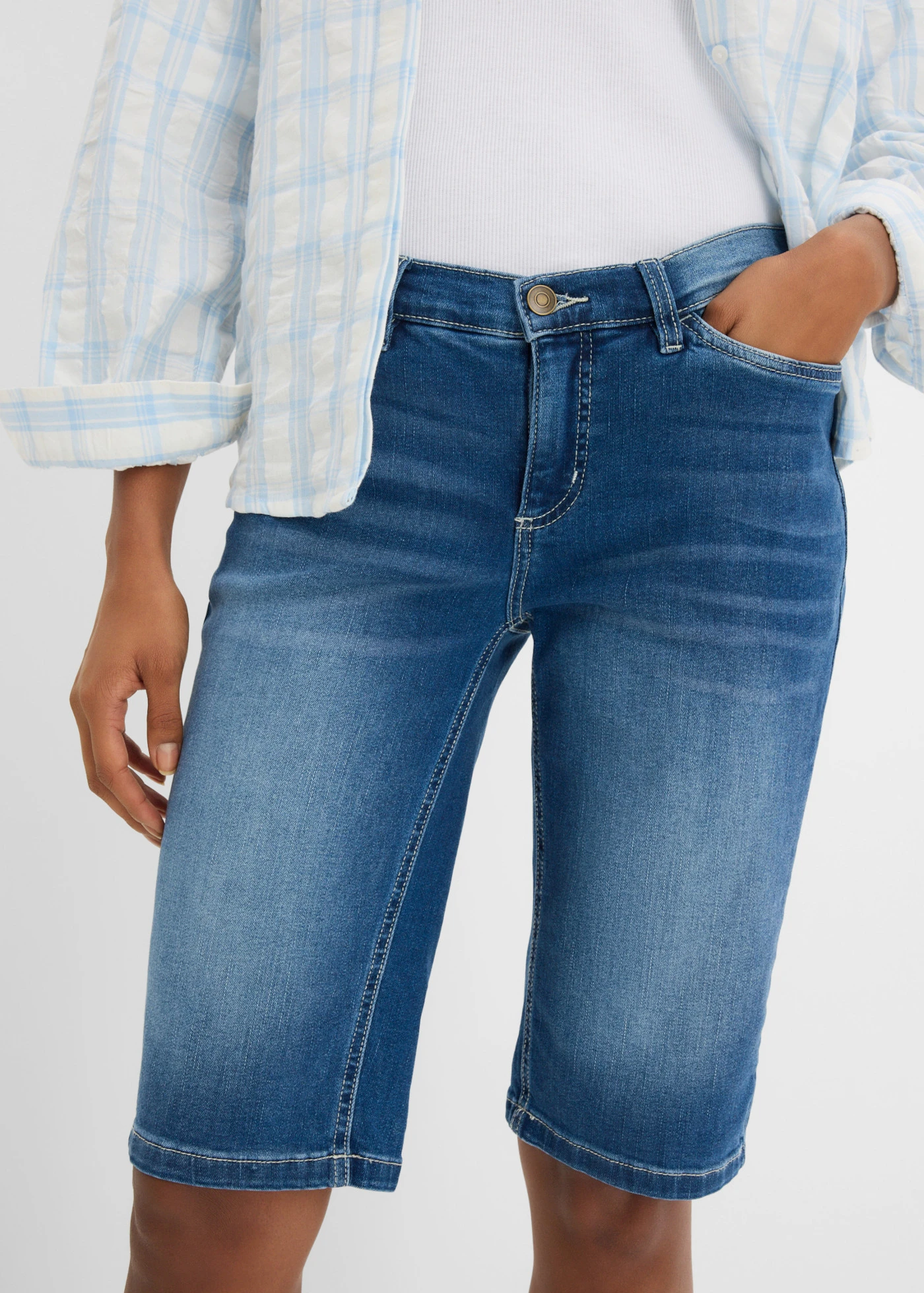 Bermuda en jean extensible, taille mi-haute • bleu clair denim used • Boutique bonprix