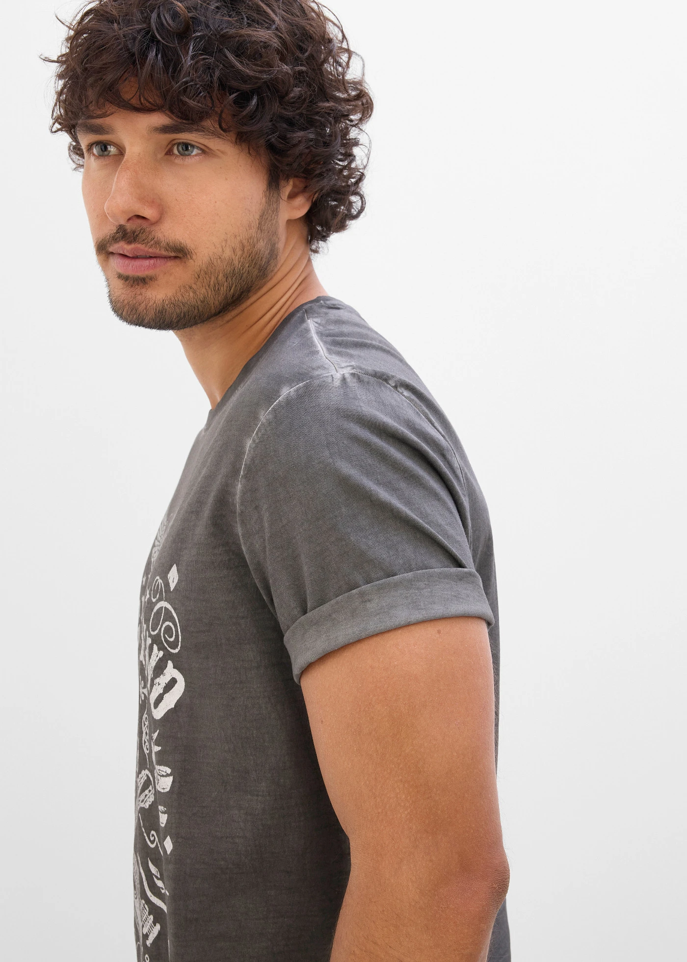 Tricou cu aspect prespălat din bumbac organic 100% • gri închis cu imprimeu • magazin bonprix