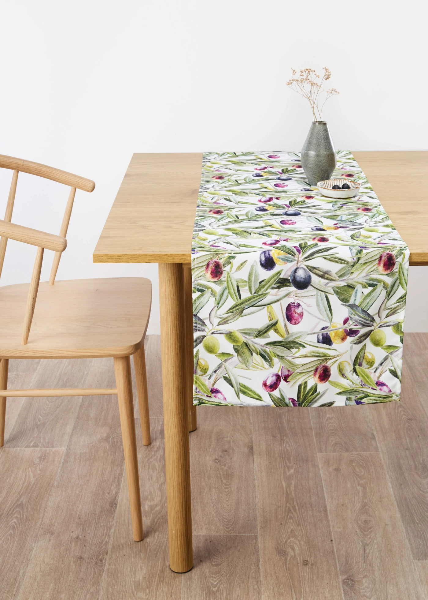 Chemin de table avec branches d’olivier, déperlant • olive-violet foncé • Boutique bonprix