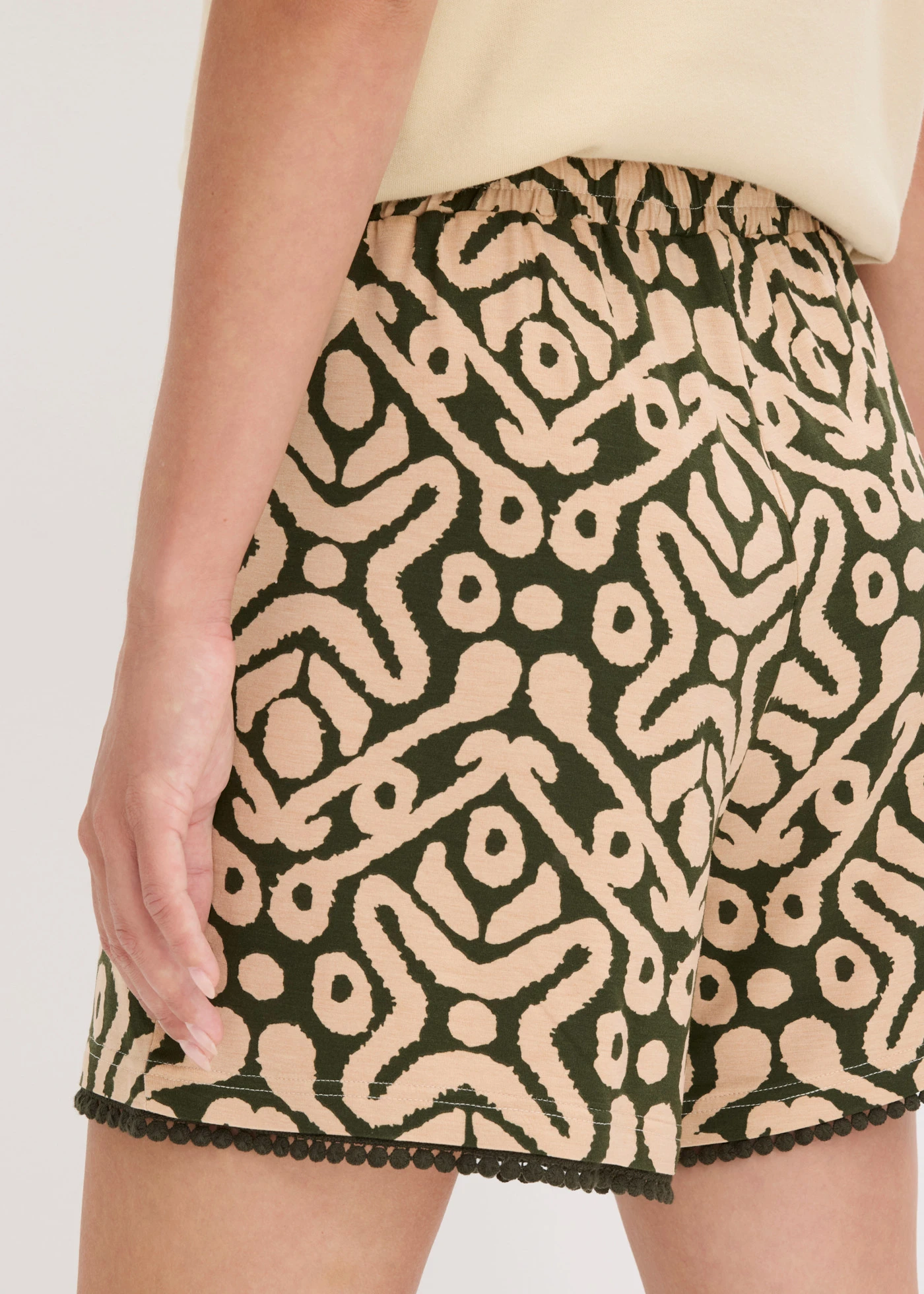 Szorty z dżerseju z miękkiej mieszanki wiskozy • ciemnooliwkowo-kremowy beżowy z nadrukiem • sklep bonprix