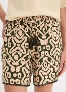 Pantaloni scurți de jerse din mix moale cu viscoză • oliv închis/bej soft cu imprimeu • magazin bonprix