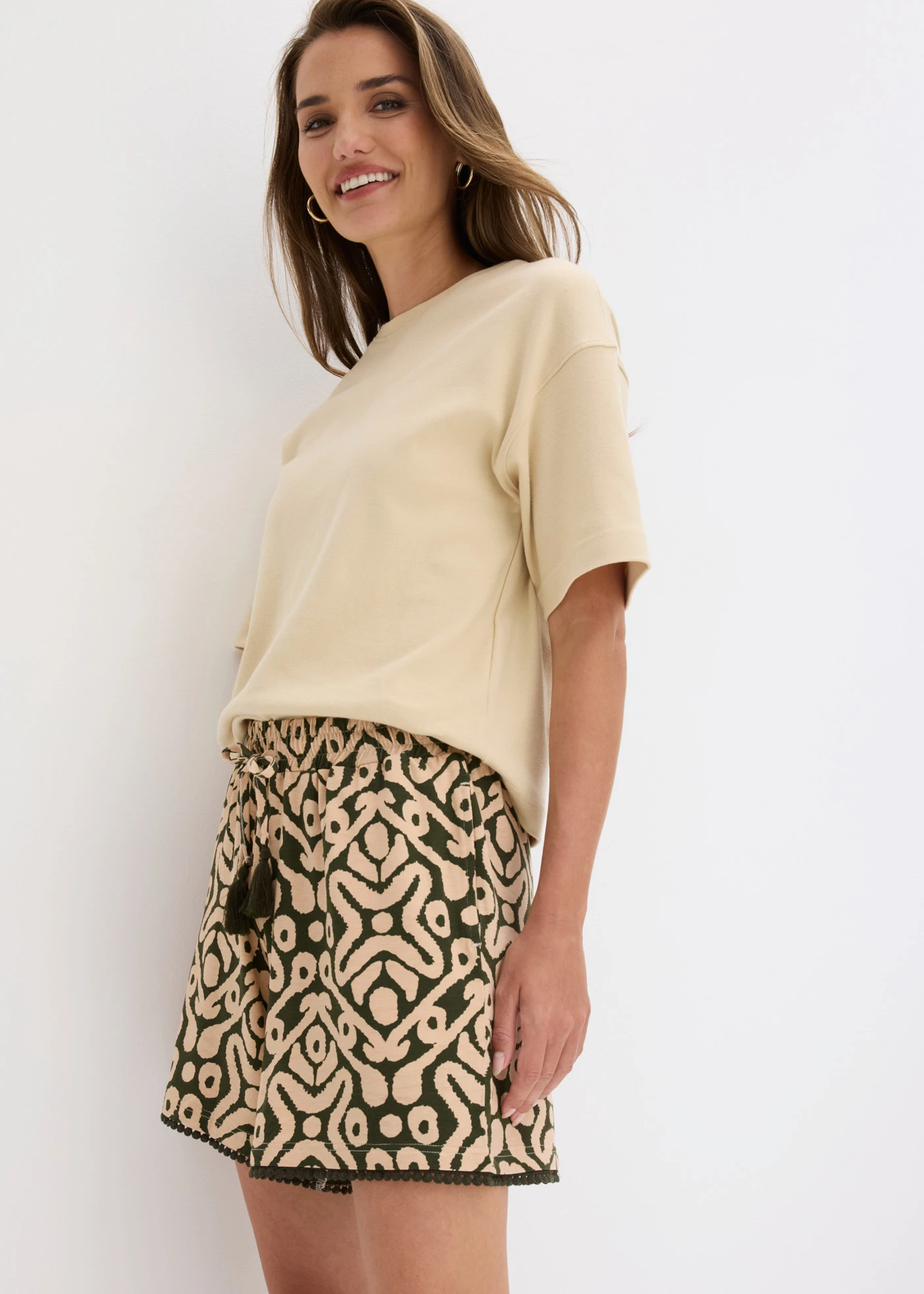 Short en jersey viscose doux • olive foncé/beige clair imprimé • Boutique bonprix