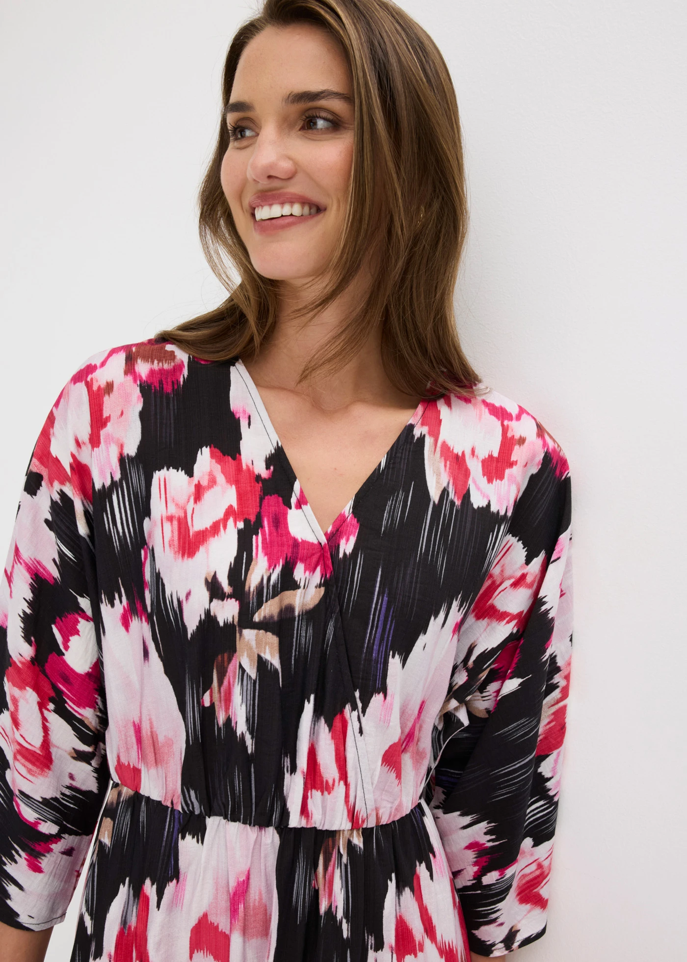Rochie midi din amestec fluid cu viscoză • negru-pink floral • magazin bonprix