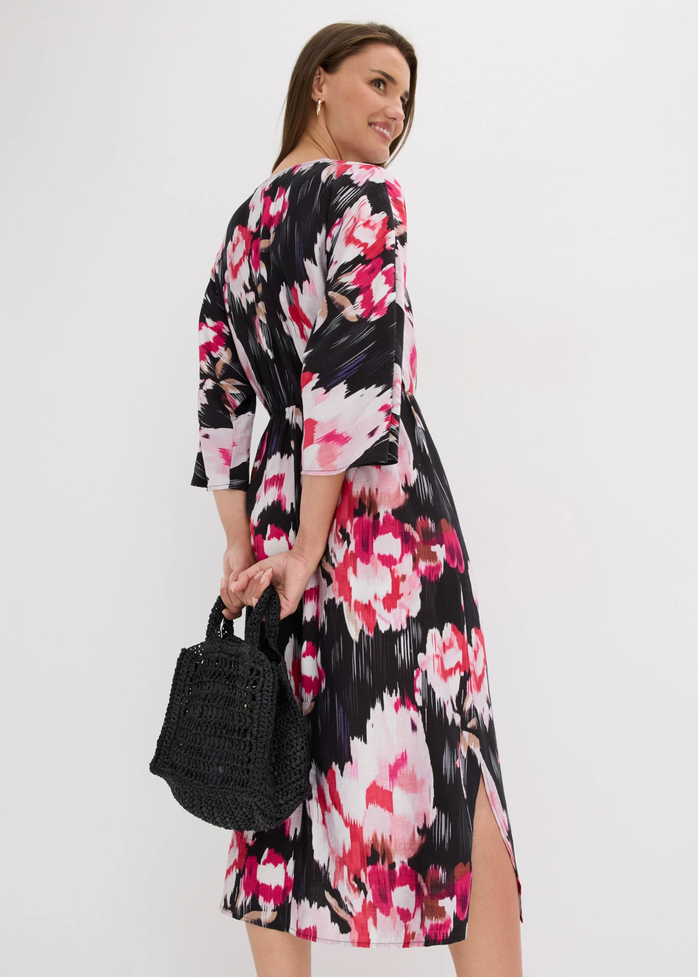 Midi jurk in een soepele viscosemix • zwart-pink gebloemd • bonprix online shop