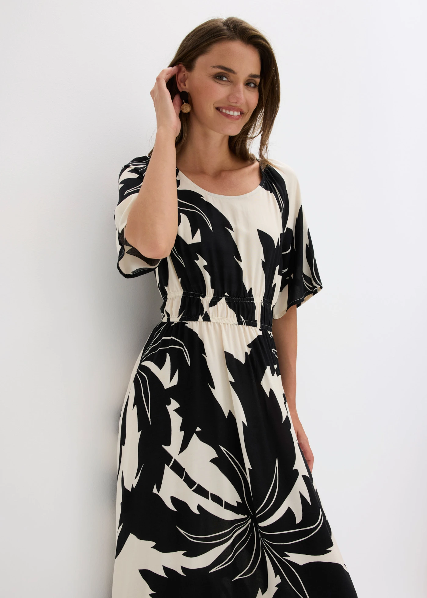 Rochie maxi din viscoză fluidă • ecru-negru cu imprimeu • magazin bonprix