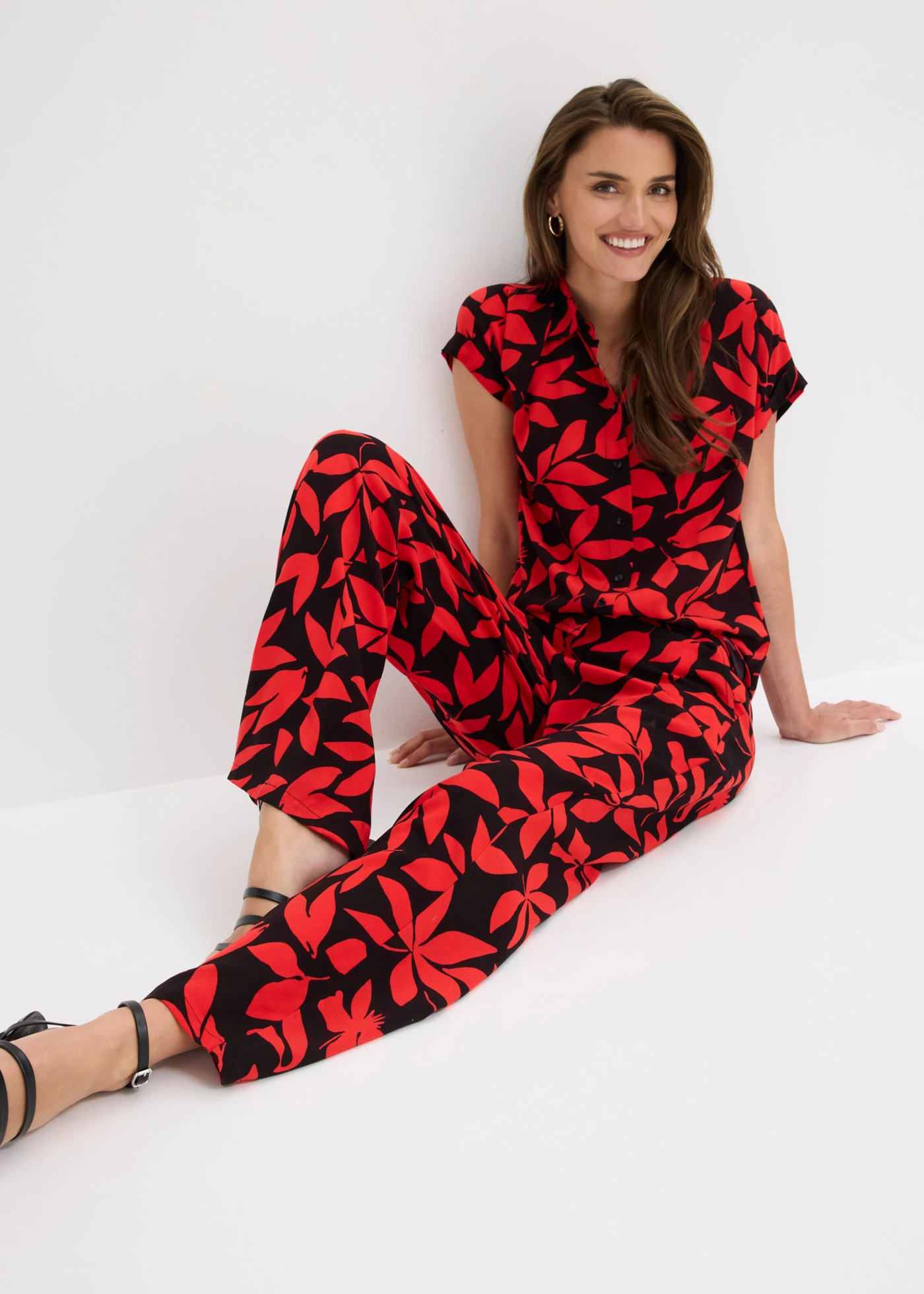 Pantaloni palazzo din viscoză fluidă • negru/roșu-căpșună floral • magazin bonprix