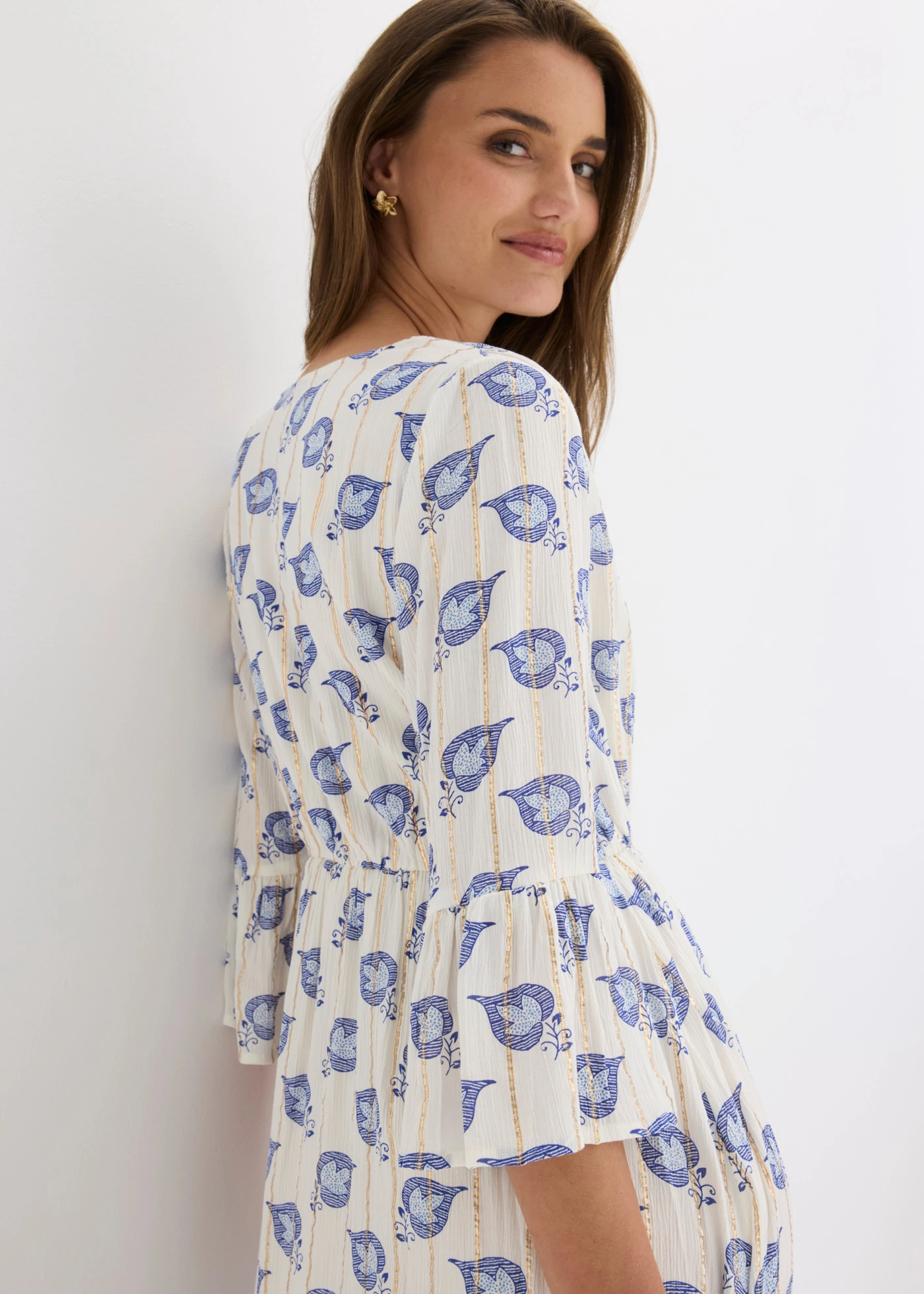 Rochie maxi din viscoză cu textură, cu efect lucios • alb-albastru paisley • magazin bonprix