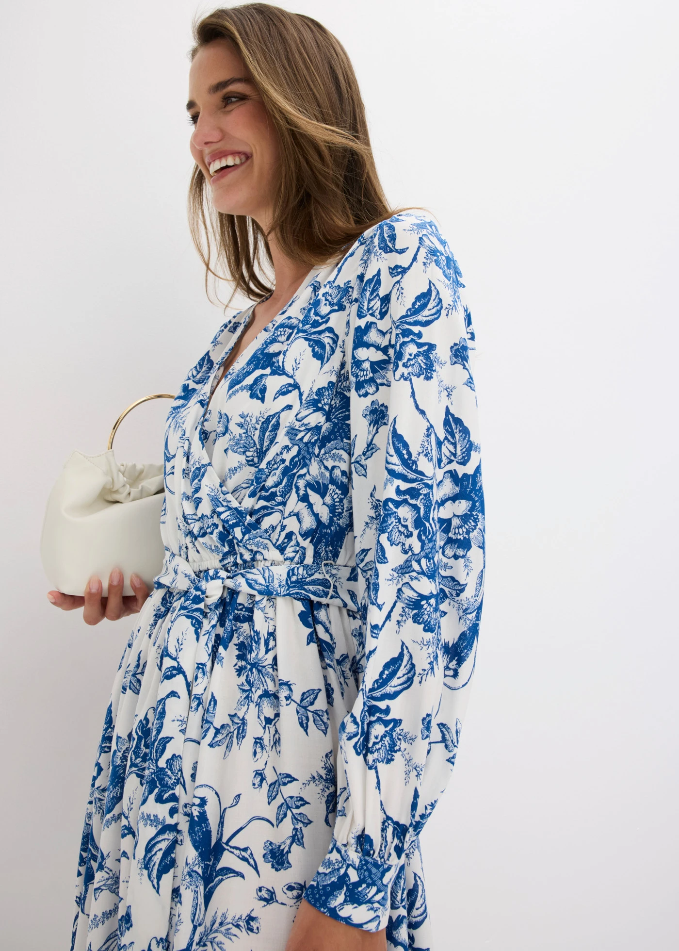 Robe en viscose fluide • blanc/bleu floral • Boutique bonprix