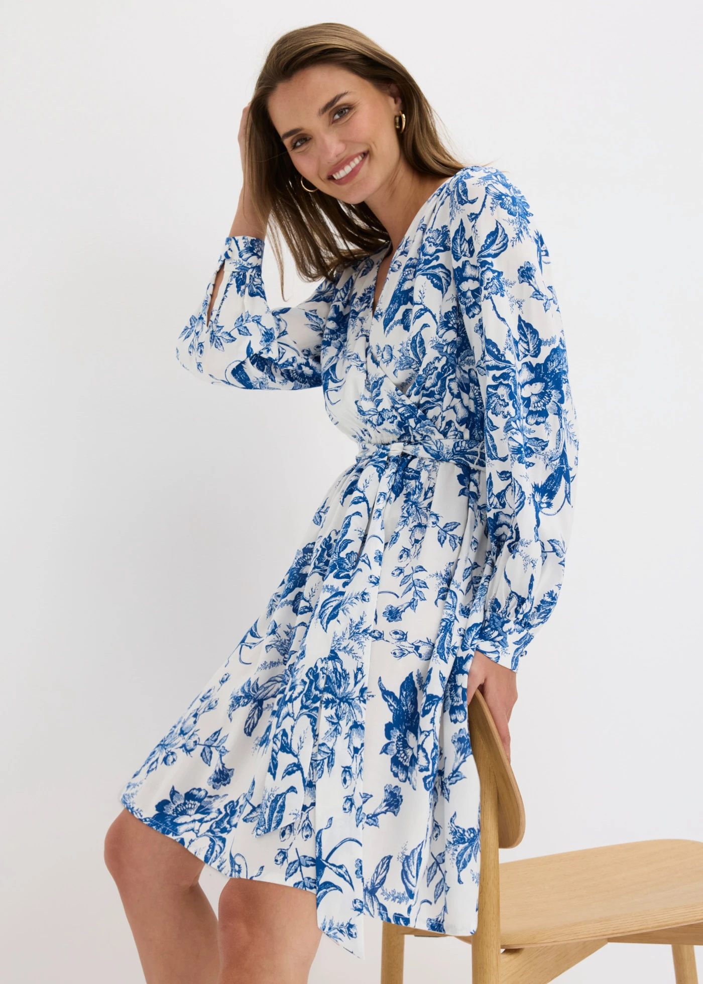 Rochie din viscoză vaporoasă • alb/albastru floral • magazin bonprix