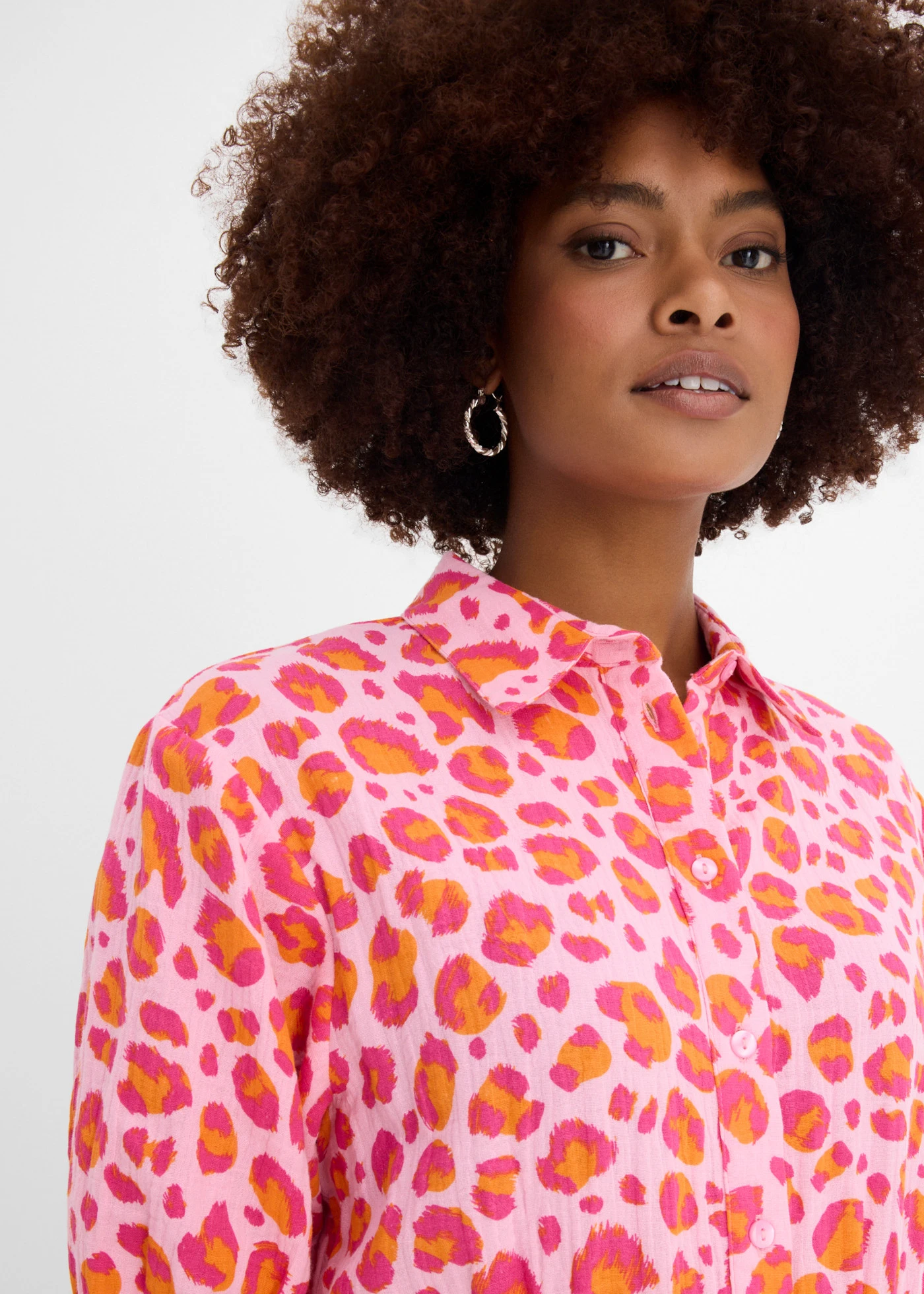 Robe-chemise légère en gaze de coton • rose-fuchsia léopard • Boutique bonprix