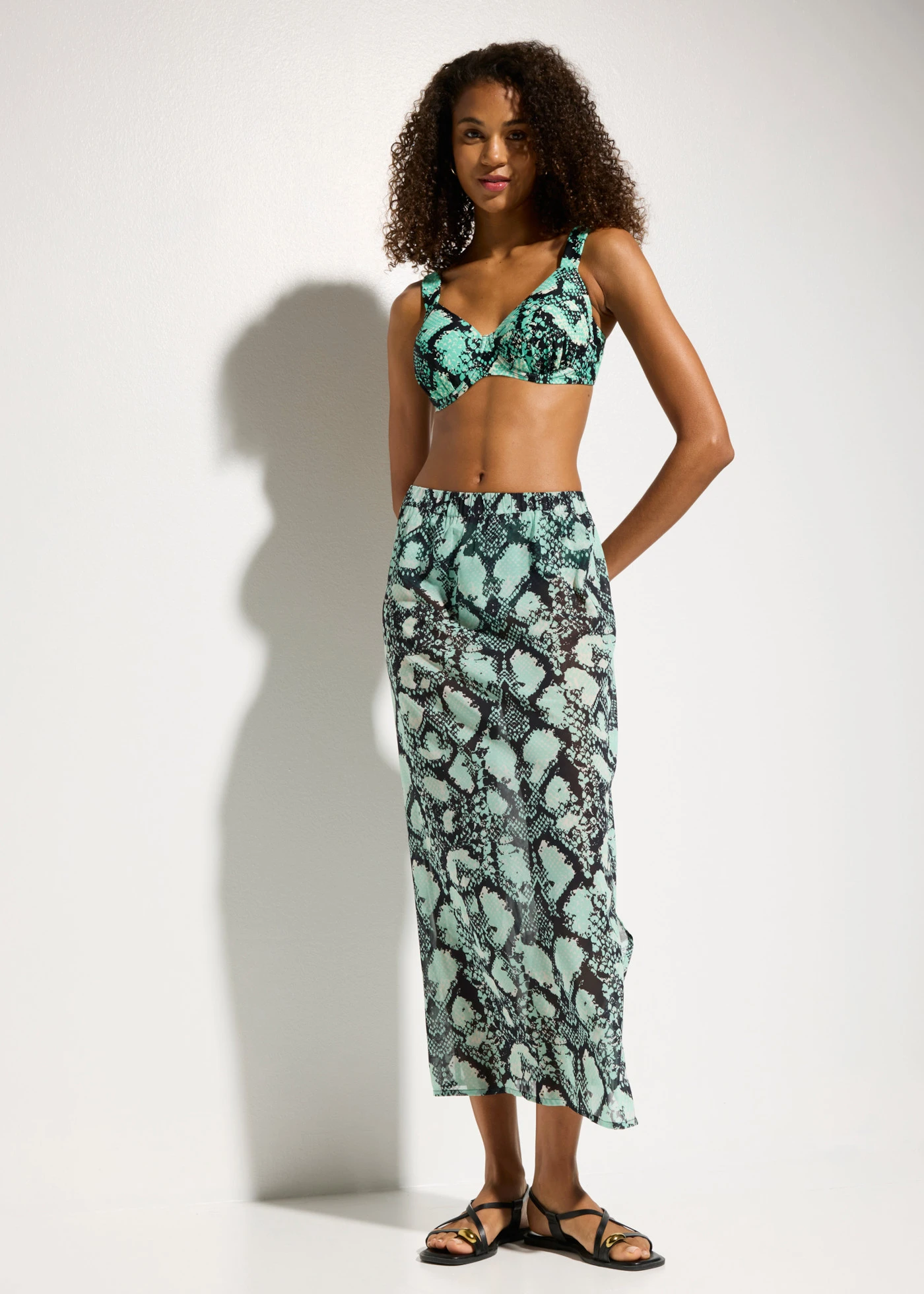Haut de maillot minimiseur, bretelles rembourrées • vert foncé python • Boutique bonprix
