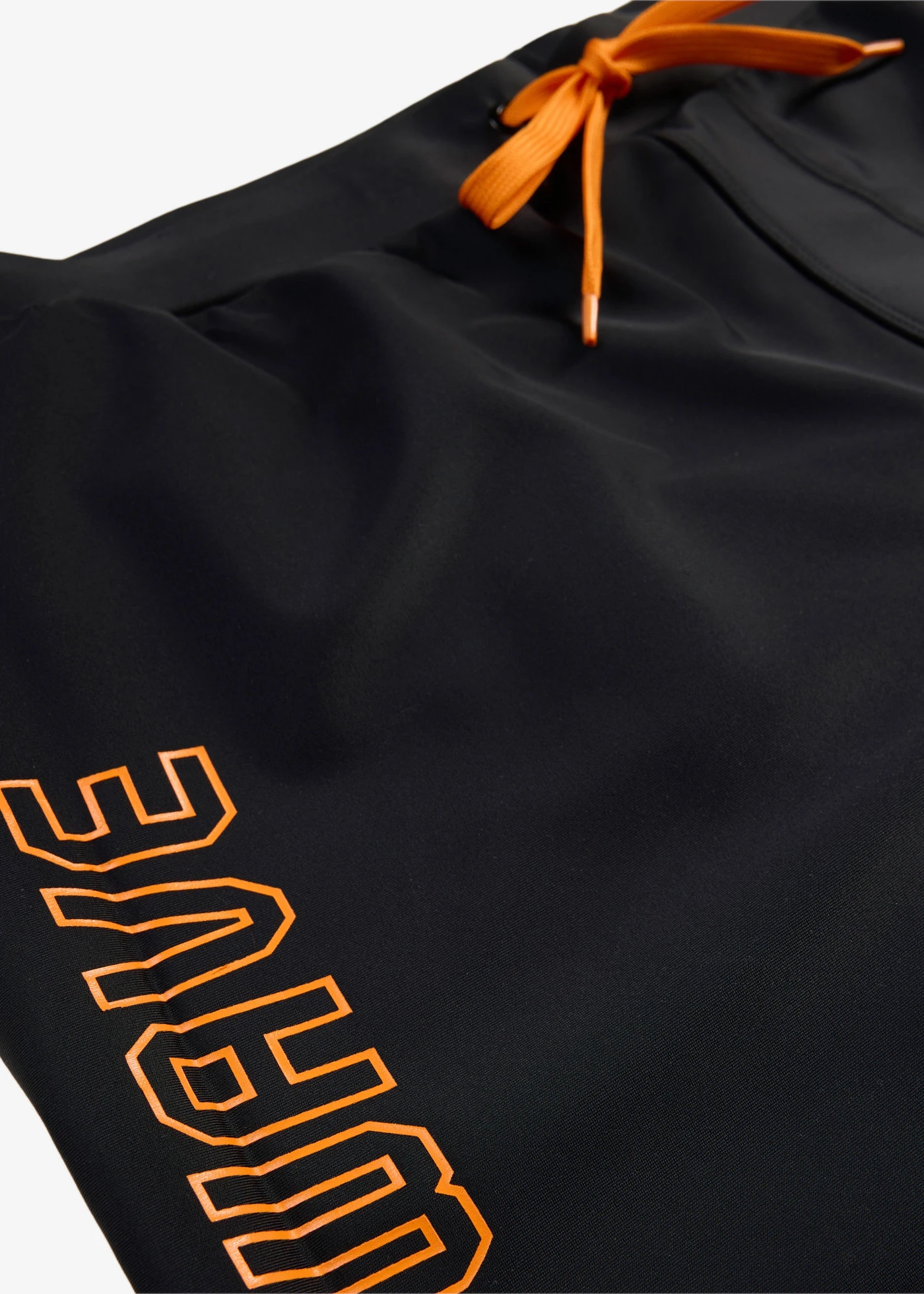 Șort de baie din material elastic • negru/portocaliu • magazin bonprix