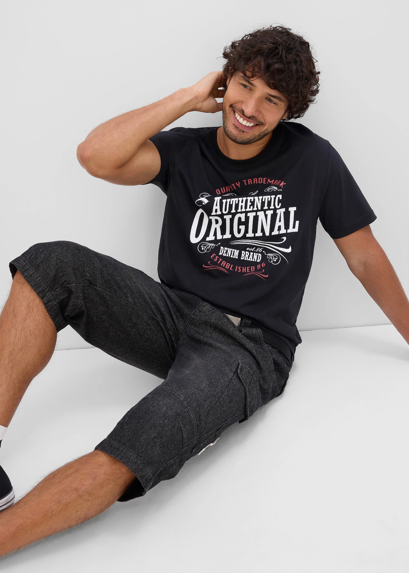 Lot de 2 T-shirts 100% coton • noir + rouge cerise imprimé • Boutique bonprix