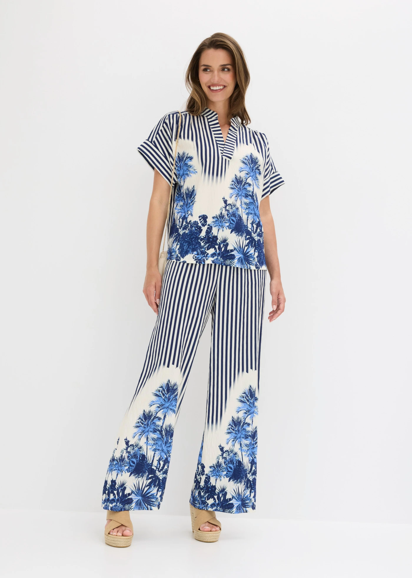 Blouse fluide en viscose mélangée • bleu/écru rayé • Boutique bonprix